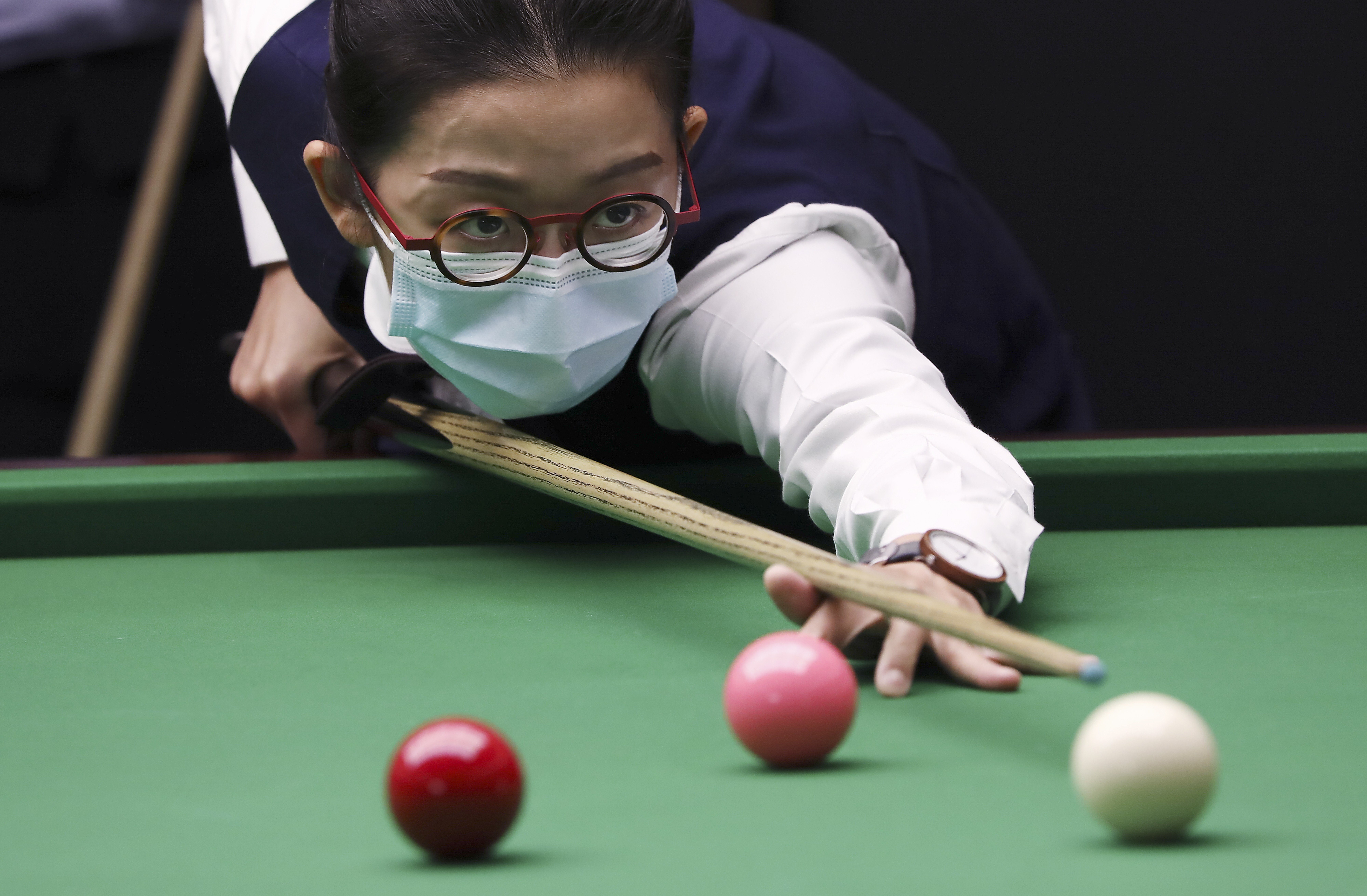 Ng On-yee in the final against Cheung Yee-ting at the Hong Kong women’s snooker tournament at the Legend Snooker Club in Cheung Sha Wan in 2020. Photo: SCMP/ Jonathan Wong