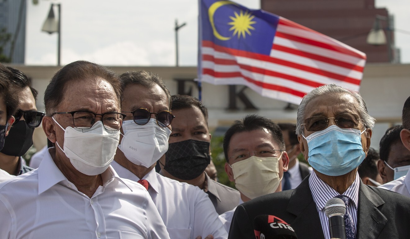 Mahathir Mohamad (right) and Anwar Ibrahim at an anti-government protest in Kuala Lumpur. Photo: EPA-EFE