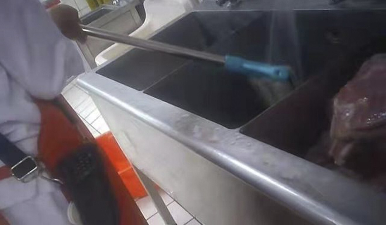 Un trabajador limpia la carne caducada, que según el informe era una estrategia para ocultar el hedor.  Foto: Baidu