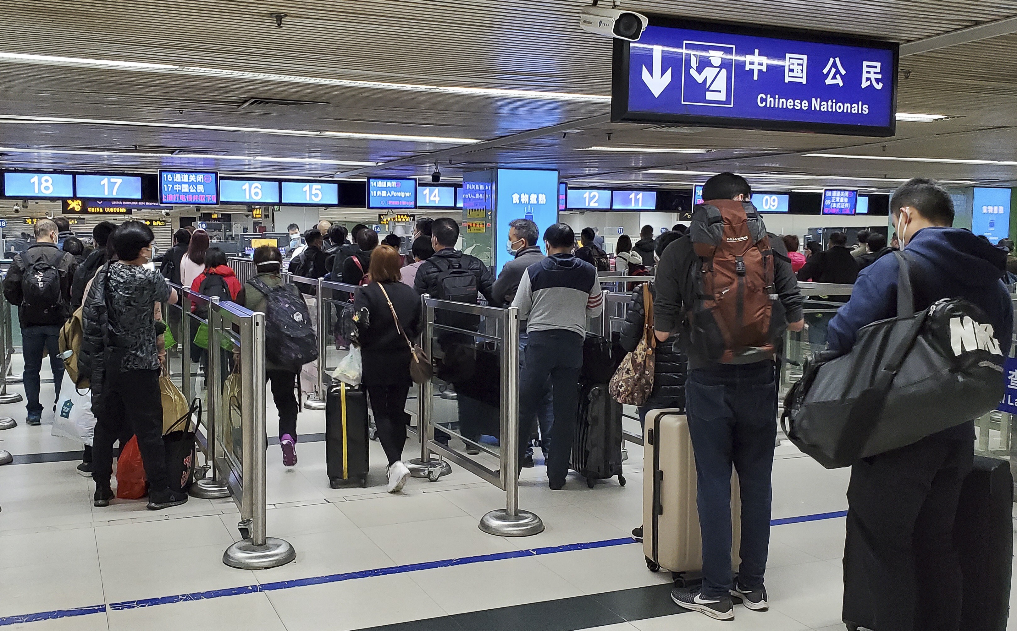 People queue at the Lo Wu border crossing between Hong Kong and Shenzhen in February 2020. Photo: Edmond So