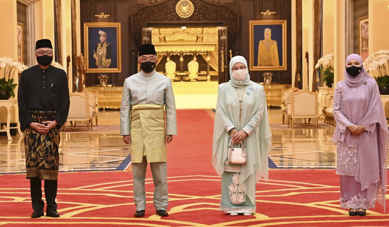 Malaysia's Prime Minister Ismail Sabri Yaakob, left, and his wife Muhaini binti Zainal Abidin, right, pose for a photo with Malaysia's King Sultan Abdullah Sultan Ahmad Shah, second from left, and Queen Tunku Azizah Aminah Maimunah Iskandariah. Photo: AP
