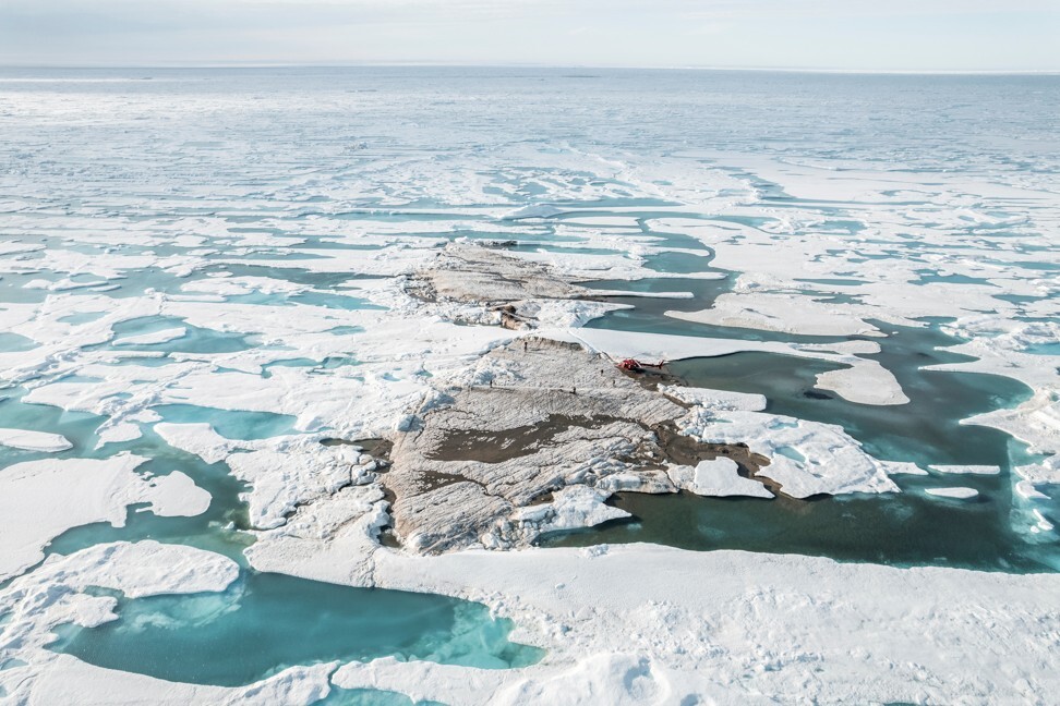 O imagine fără date, cu vedere la mica insulă, care măsoară aproximativ 30 de metri și un vârf de aproximativ trei metri. Foto: Julian Charriere / Reuters