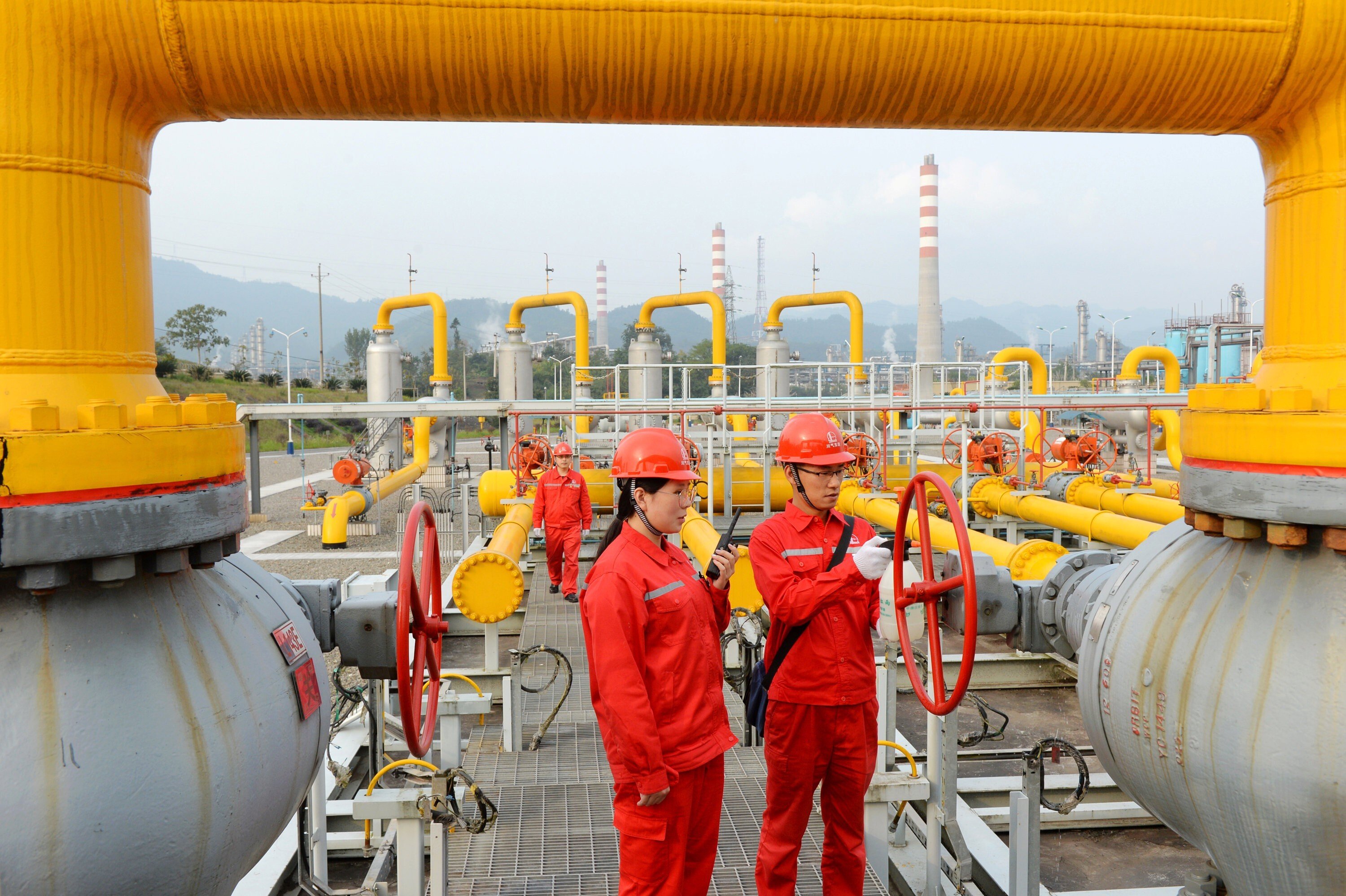Workers inspect pipelines at a natural gas facility run by Sinopec in Dazhou of Sichuan province on November 1, 2017. Photo: Reuters.