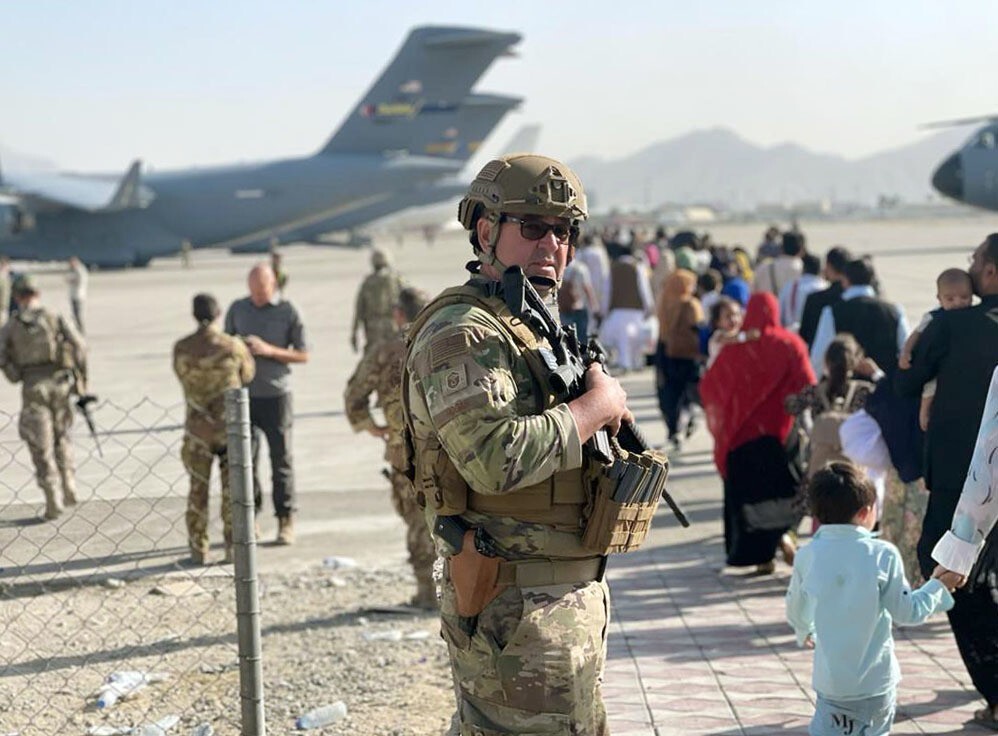 A US soldier stands guard at Kabul’s airport on Friday, a day after deadly attacks claimed by Islamic State. Photo: Kyodo