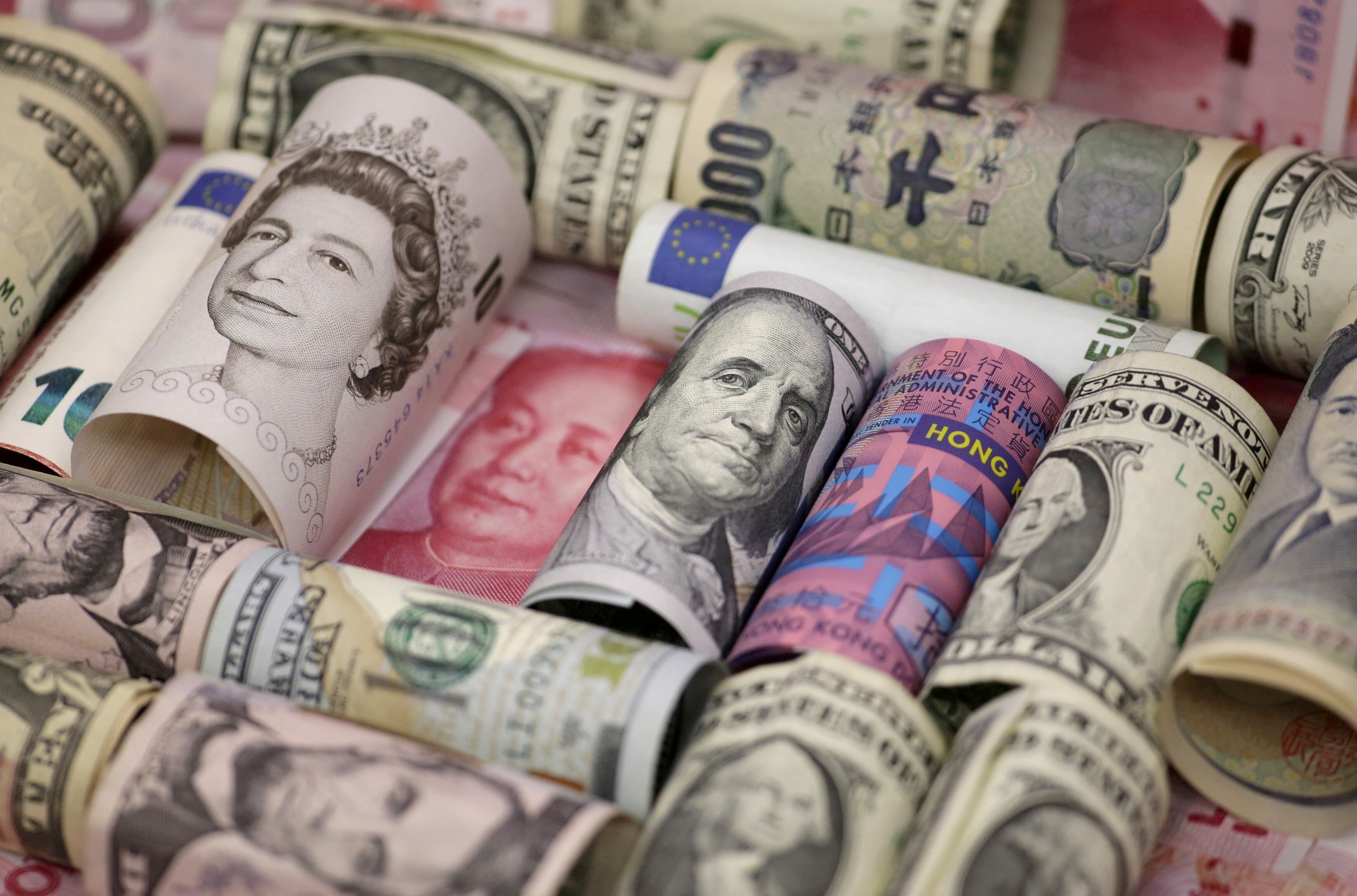 Several Chinese commercial lenders have suspended their personal foreign exchange trading business amid expectations of greater geopolitical tensions and currency volatility. Photo: Reuters