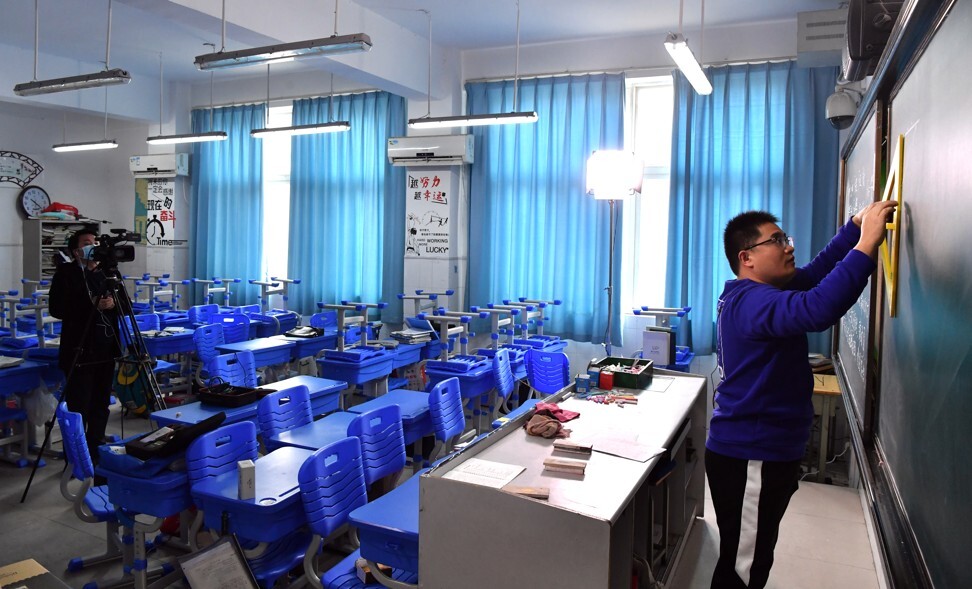 Physics teacher Zhao Chuanliang (R) gives an online tuition for students at a local high school in Zhengzhou, capital of central China's Henan Province, Feb. 2, 2020. (Xinhua/Li Jianan)