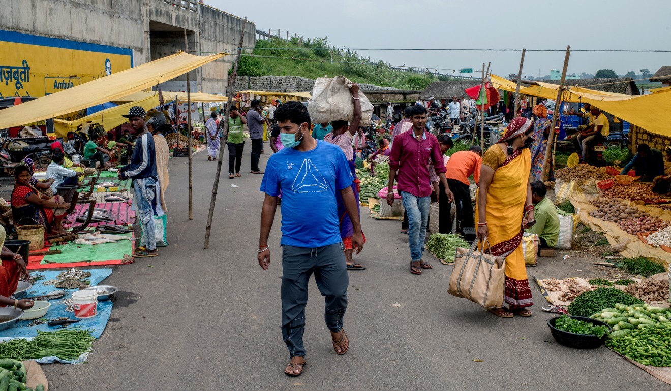People shop at a roadside market in Ranchi, Jharkand. Photo: Bloomberg