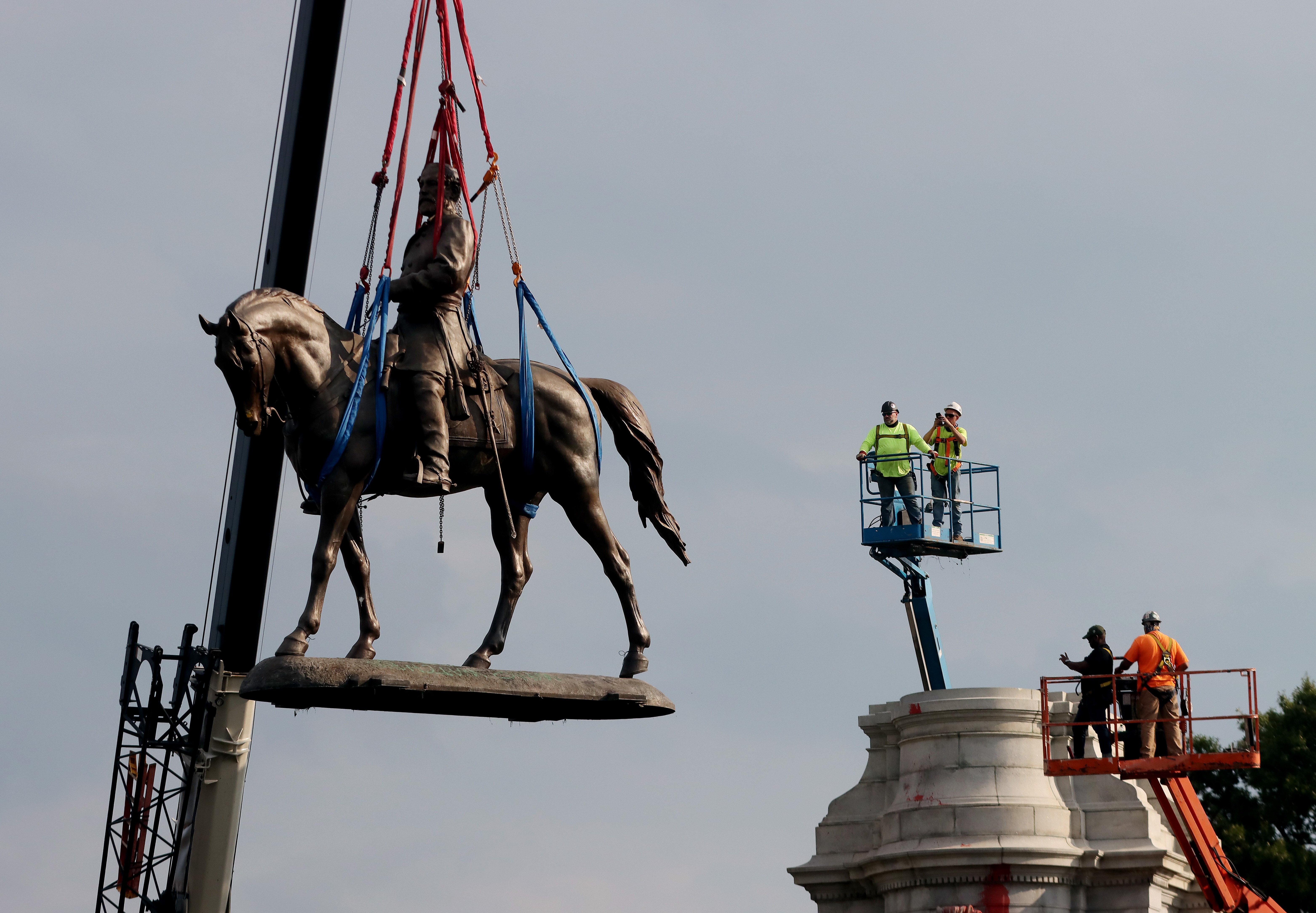 Workers take down the statue of Confederate General Robert E. Lee from its pedestal on Monument Avenue in Richmond, Virginia. Photo: DPA