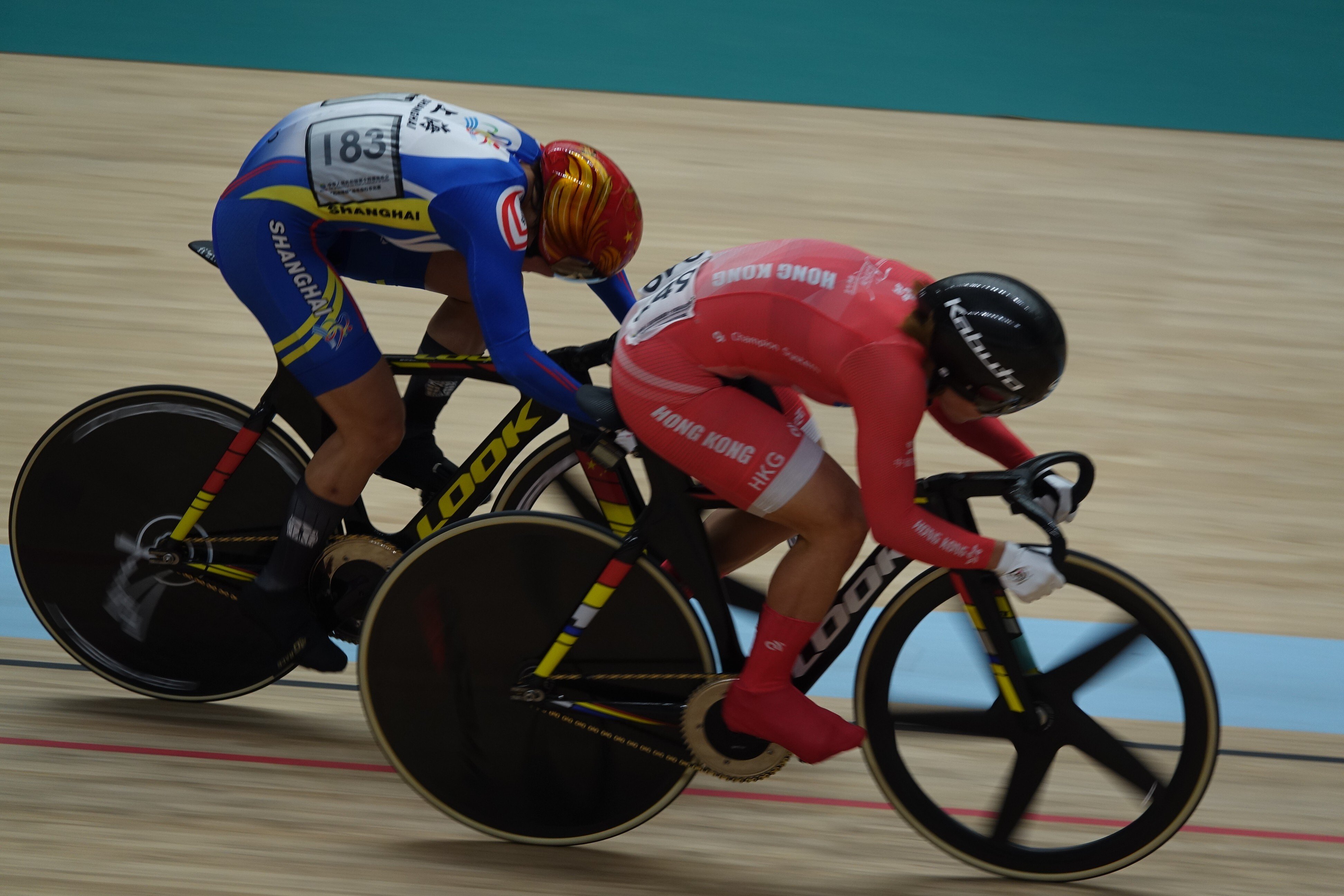 Sarah Lee (in red) and Zhong Tianshi of Shanghai in the sprint final when Lee won both races in the best-of-three tie for the gold medal. Photo: Cycling Association