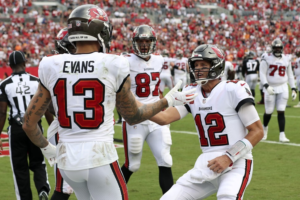 Tom Brady throws five touchdowns, remains unbeaten vs. Falcons