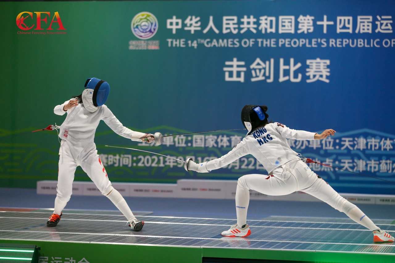 Hong Kong épée fencer Vivian Kong Man-wai (right) against Lin Sheng of Fujian in the women's individual épée event at the National Games in Tianjin in 2021. Photo: Chinese Fencing Association