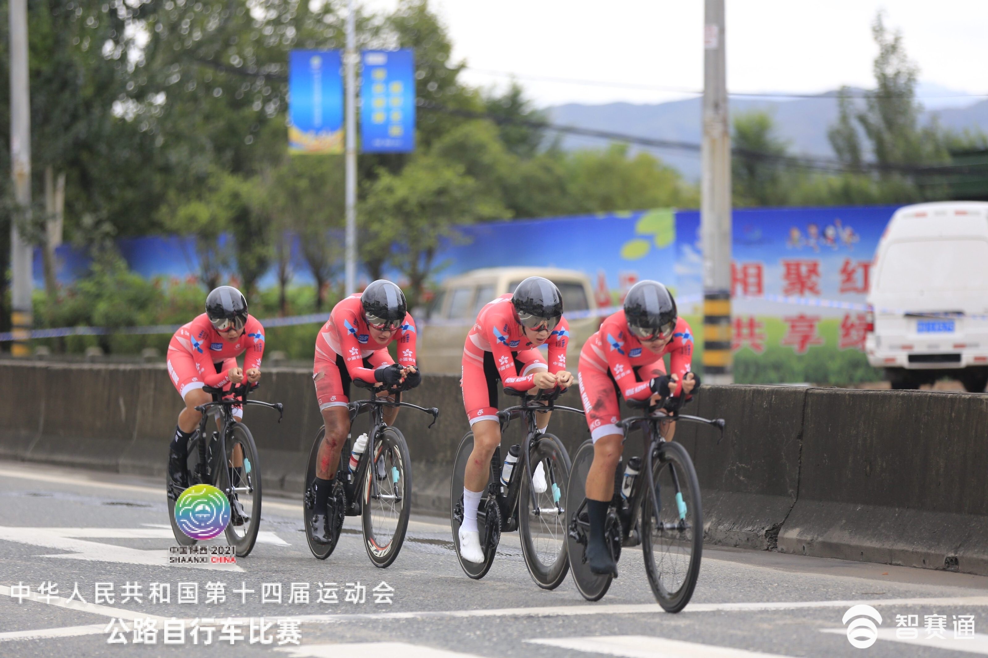 Pang Yao (third) has blood seeping from her leg after a crash in the women's team time trial at the 2021 National Games. Photo: Handout