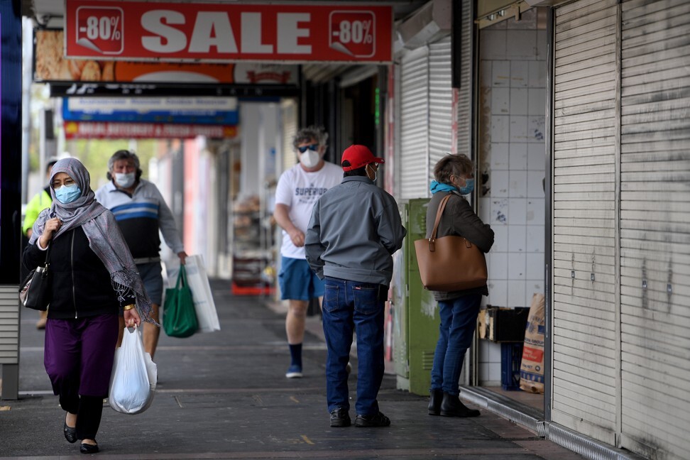 People walk past closed shops in Sydney. Photo: EPA-EFE