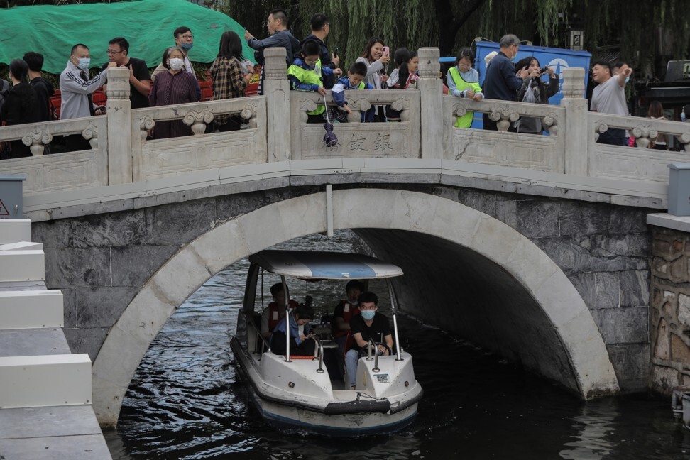 Tourists visit Houhai Lake during Mid-Autumn Festival in Beijing. Photo: EPA-EFE