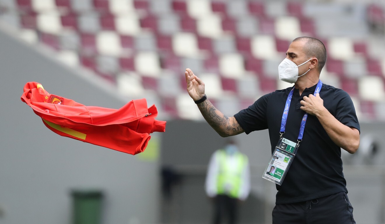 Guangzhou coach Fabio Cannavaro throws away his jacket during the 2020 AFC Champions League group G meeting with South Korea's Suwon Samsung Bluewings. Photo: AFP