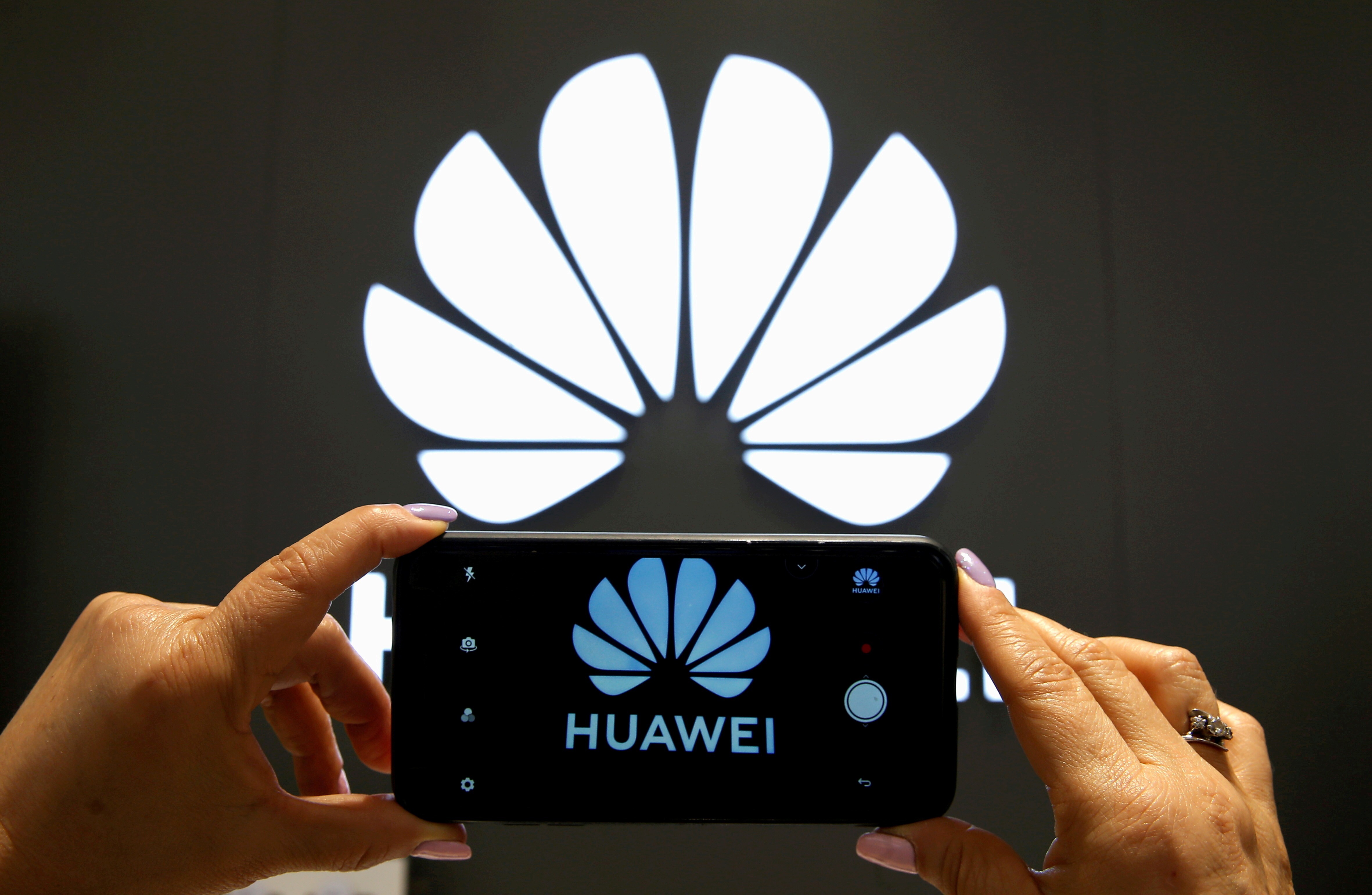 A Huawei logo is seen on a cell phone screen in their store at Vina del Mar, Chile July 18, 2019. Photo: Reuters