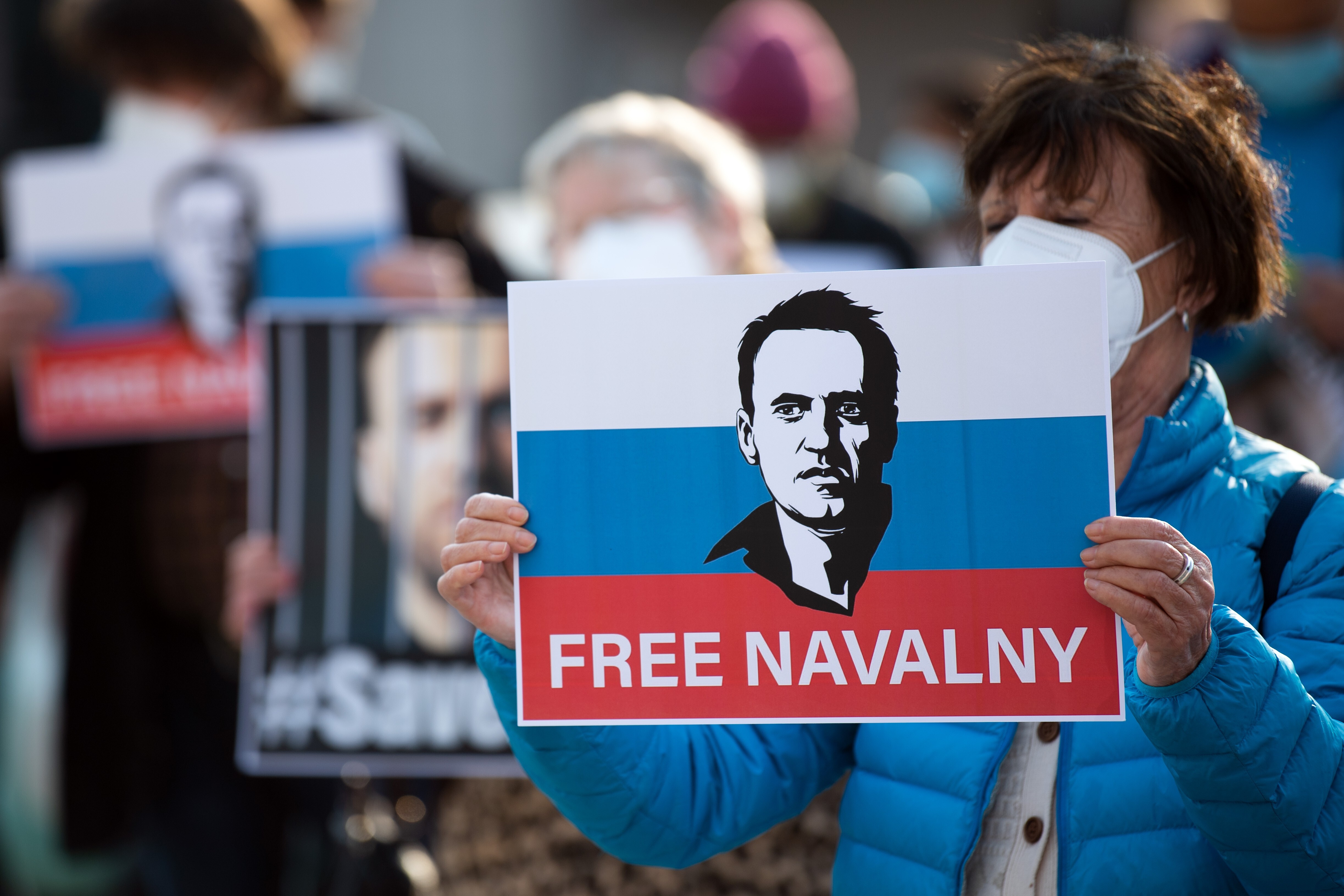 Russia: MEPs deplore military build-up, attack in Czechia and jailing of  Navalny, Atualidade