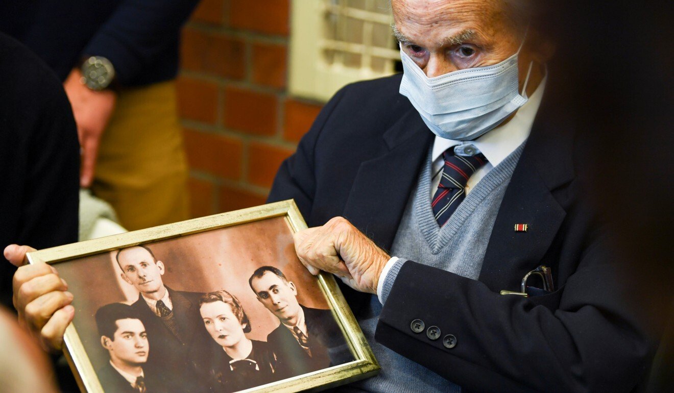 Holocaust survivor Leon Schwarzbaum holds a picture in the courtroom in Brandenburg. Photo: Reuters