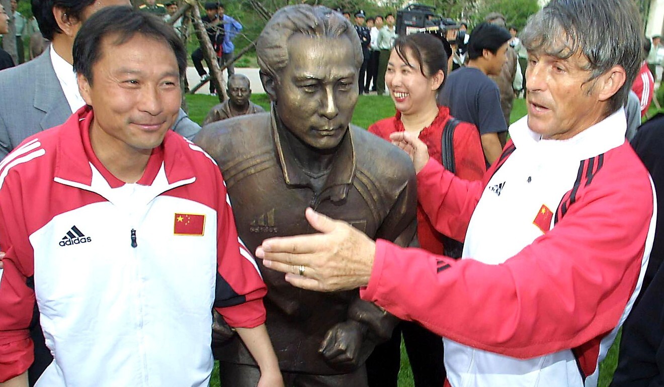 China’s charismatic football coach Bora Milutinovic (right) jokes with team captain and midfielder Ma Mingyu while posing with a statue of himself at a park in Shenyang, which had put up statues of all the players in the Chinese World Cup team in 2002. Photo: AFP
