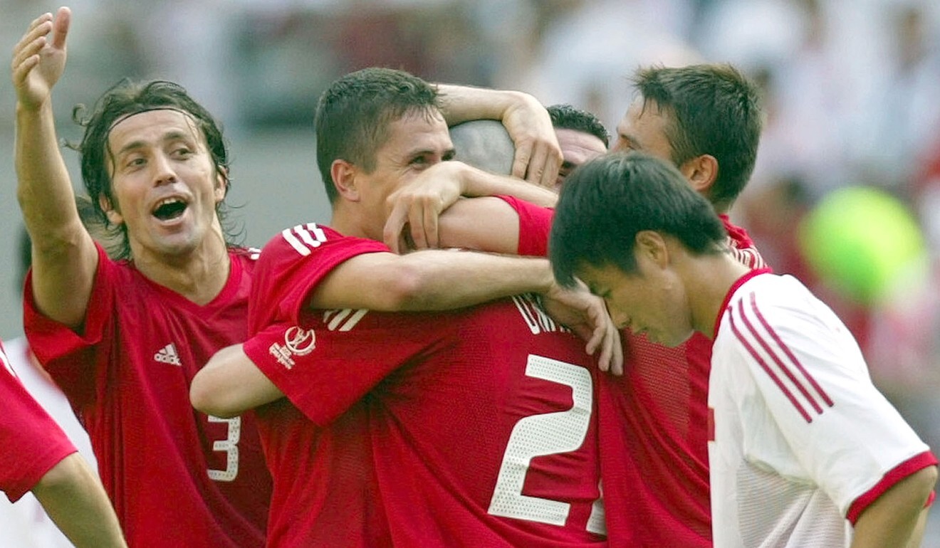 China’s Genwei Yu (right) walks past Turkey’s Bulent Korkmaz, Emre Belozoglu and Umit Davala. Photo: Reuters