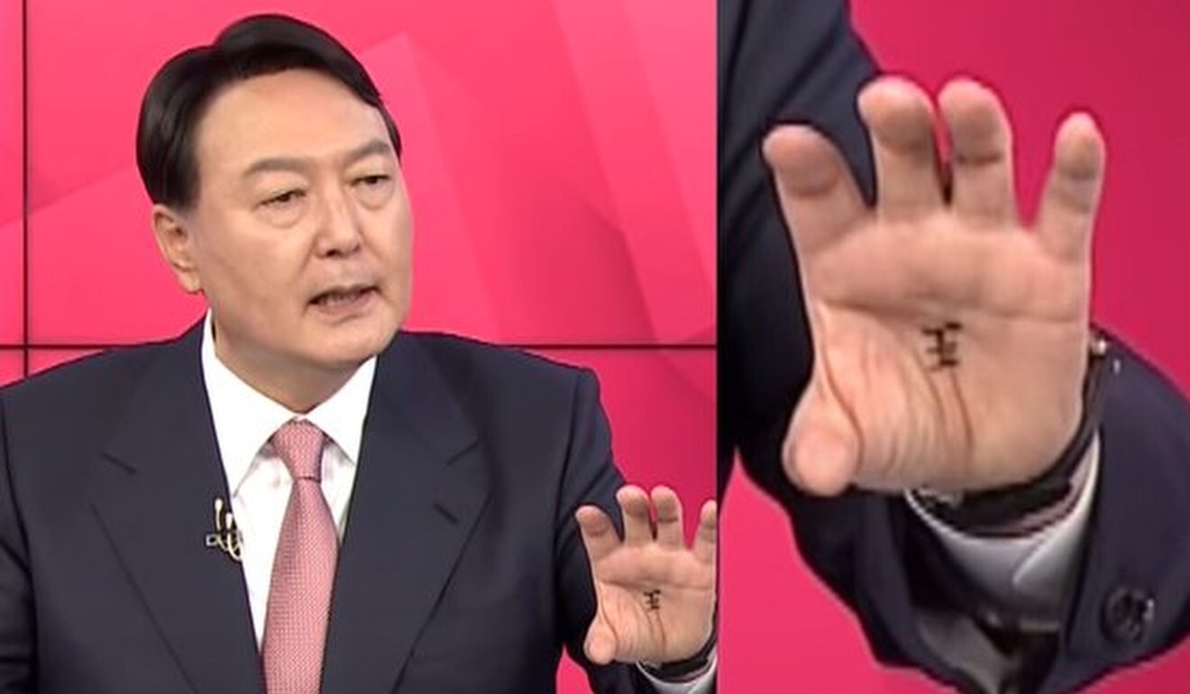 Yoon Suk-yeol, the front runner to be the People Power Party’s presidential candidate, created a stir when the Chinese character wang, meaning “king”, was seen inscribed on his left palm during a televised debate.