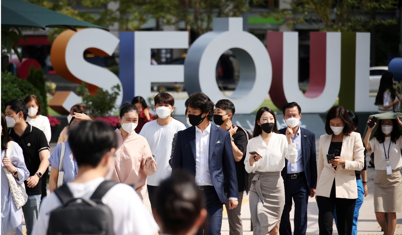 Commuters in Seoul, South Korea. Photo: Reuters