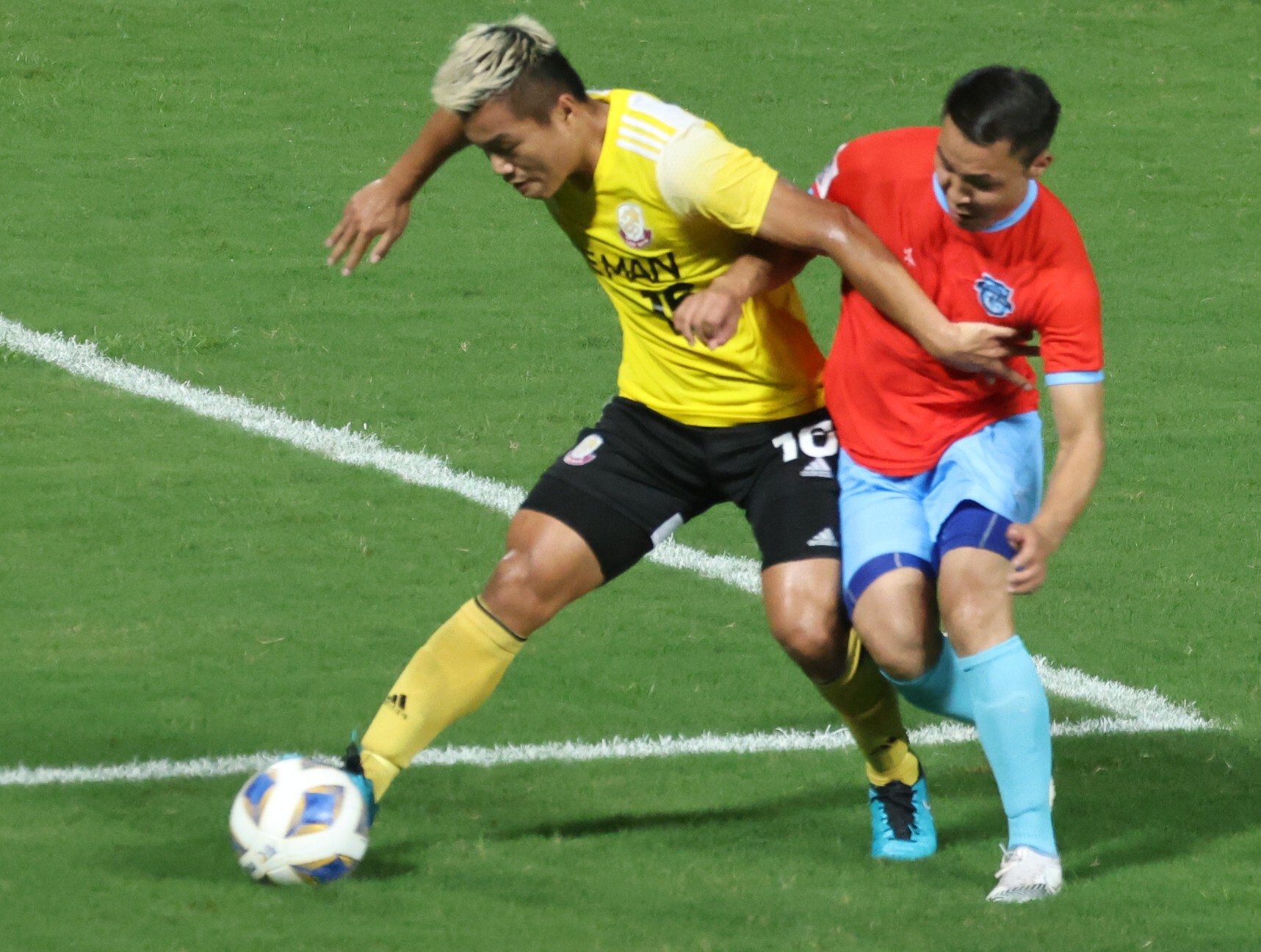 Lee Man’s Ngan Lok-fung (yellow) against Enkhbileg Purevdorj of Athletic 220 from Mongolia in the 2021 AFC Cup group match at Tseung Kwan O Sports Ground. Photo: K.Y. Cheng