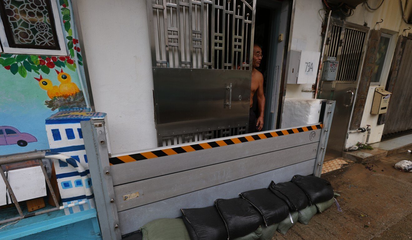 Residents in Lei Yue Mun use sandbags and barricades to protect their homes from flooding during Kompasu. Photo: Dickson Lee