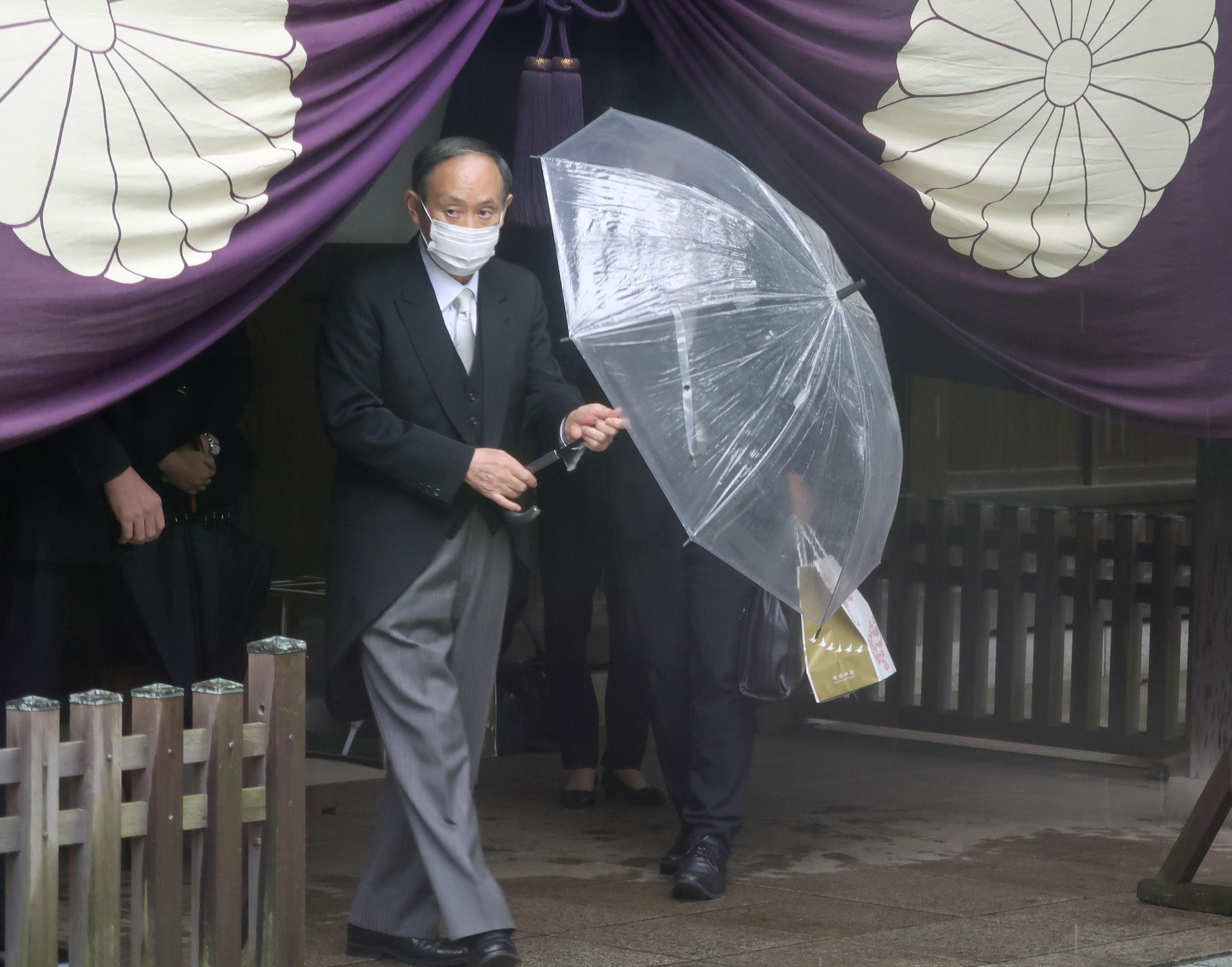Former Japanese prime minister Yoshihide Suga visits Tokyo‘s Yasukuni Shrine on Sunday. Photo: Kyodo