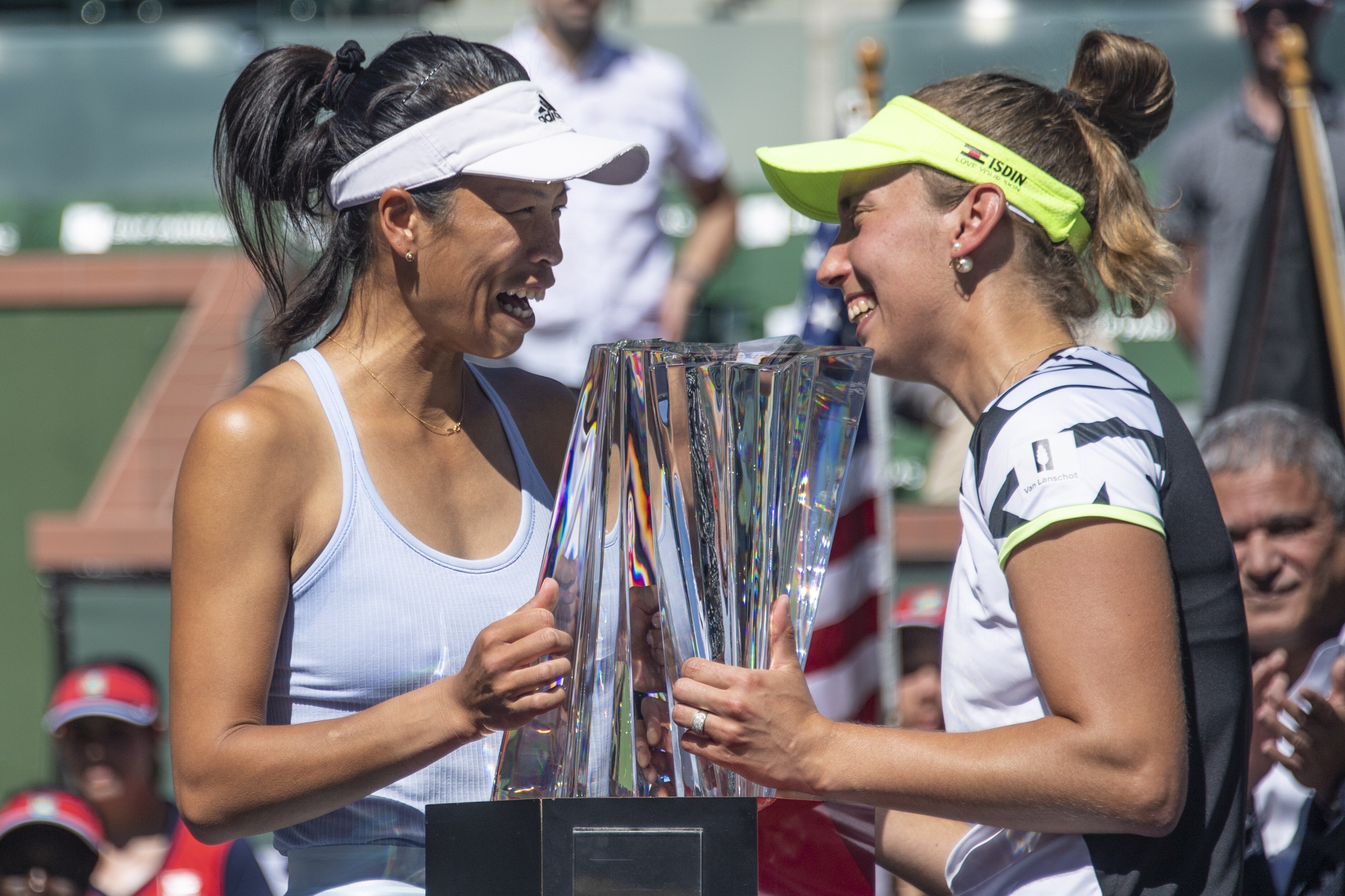Hsieh Su-wei of Taiwan and Elise Mertens of Belgium lift the Indian Wells trophy after winning the women's doubles final at the 2021 BNP Paribas Open. Photo: AP