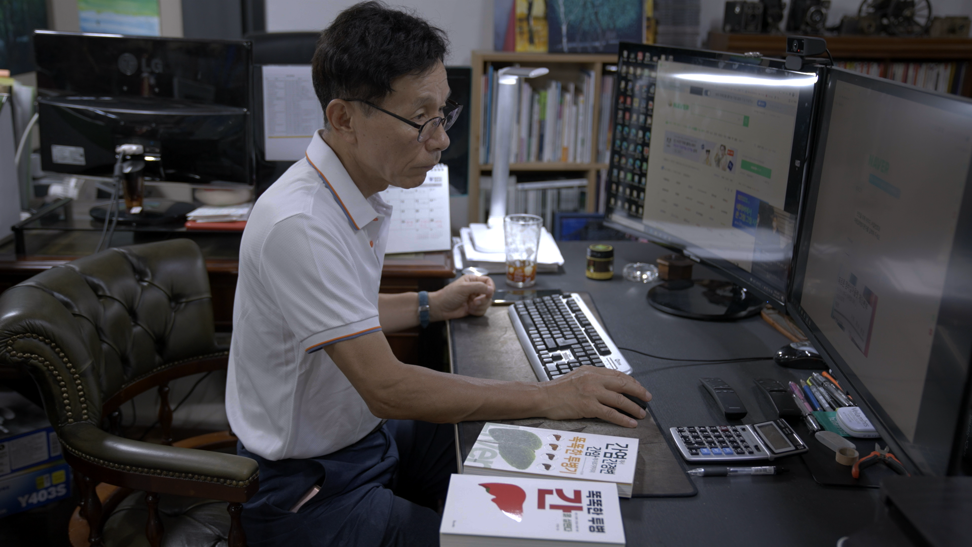 Following his own hepatitis B diagnosis, retired salesman Min Kyeung-yun set up an internet forum for people living with the virus. He now dedicates his free time to raising awareness  about the disease.