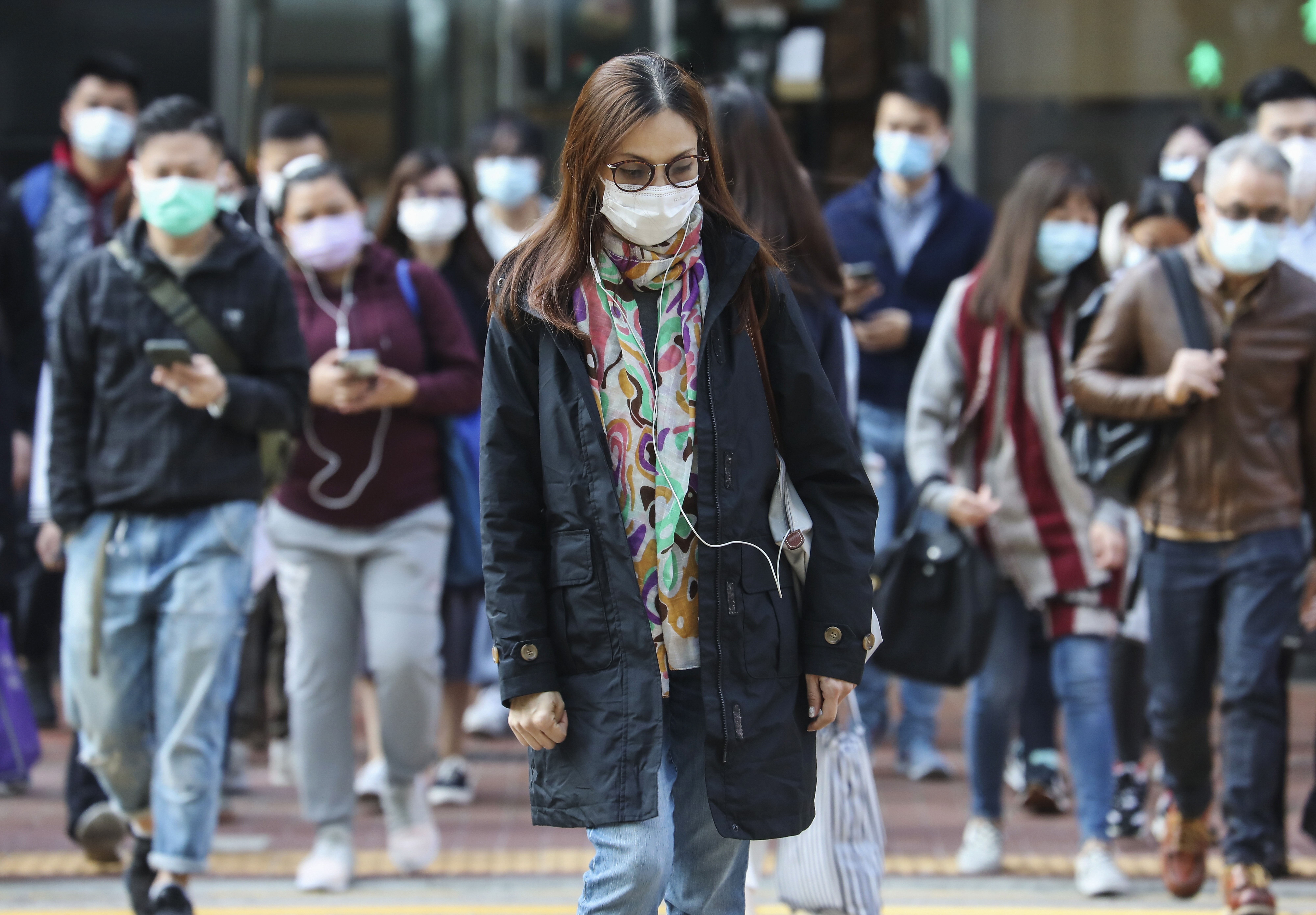 While forecasters have predicted cooler temperatures this weekend, a weather expert says Hongkongers don’t need warm coats just yet. Photo: Xiaomei Chen