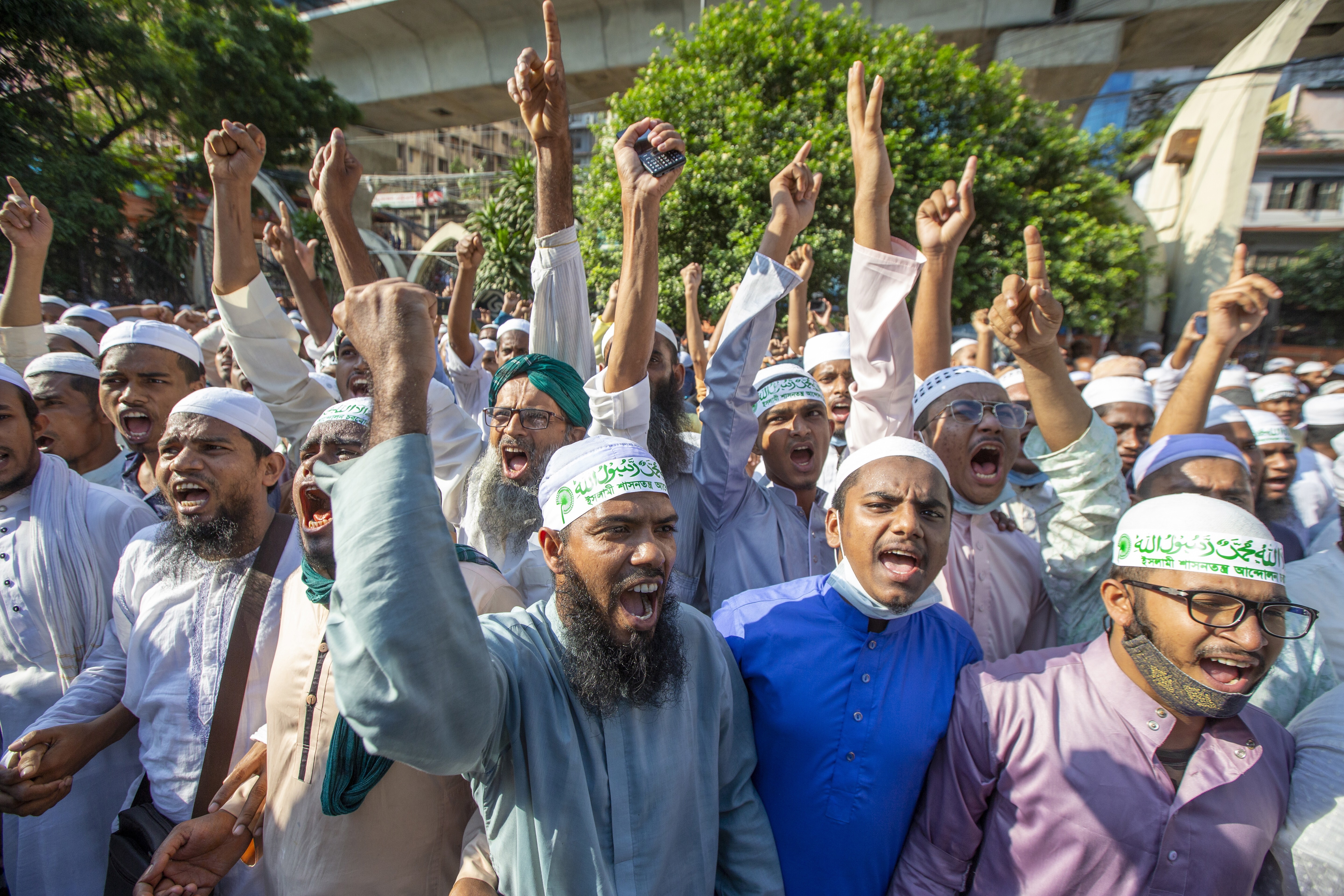 Muslims protest against the alleged desecration of the Koran in Dhaka on October 16, 2021. Photo: EPA-EFE