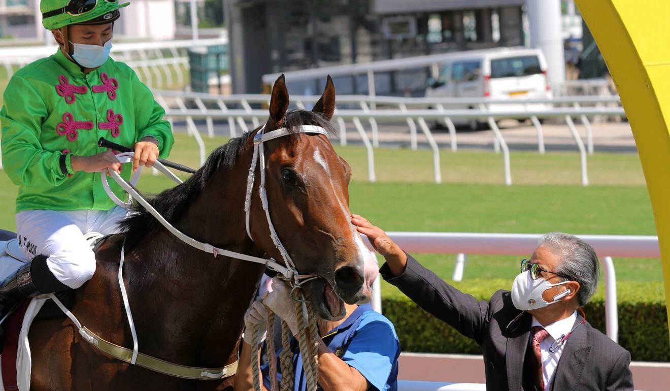 Tony Cruz gives Super Fortune a pat.