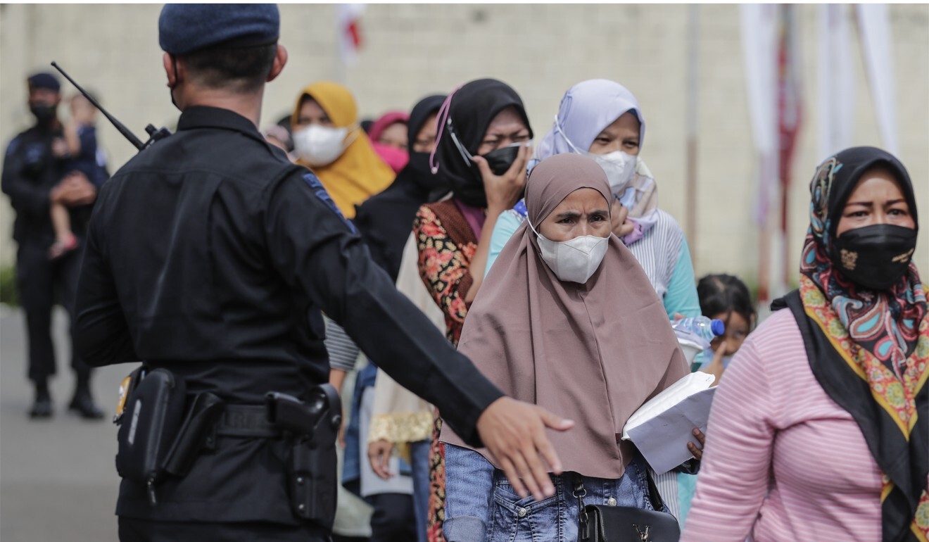 People queue during a vaccination drive organised by Indonesia's national police and armed forces. Photo: EPA-EFE