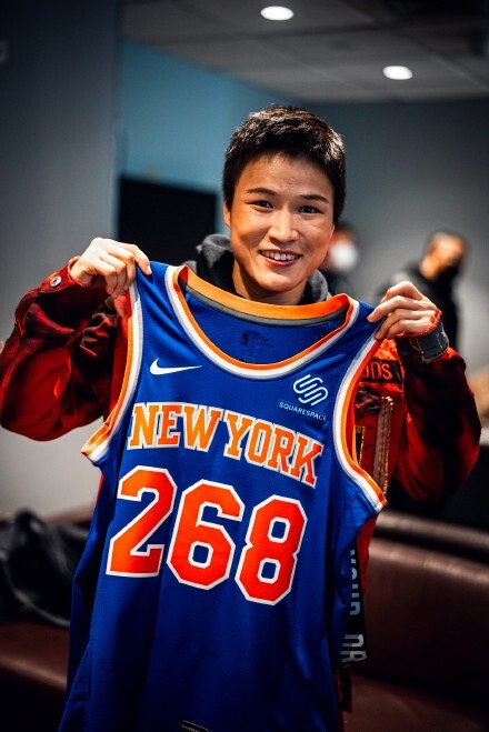 Chinese UFC star Zhang Weili pictured with a New York Knicks jersey bearing her name and the No 268 ahead of UFC 268 at Madison Square Garden in New York. Photo: Weibo