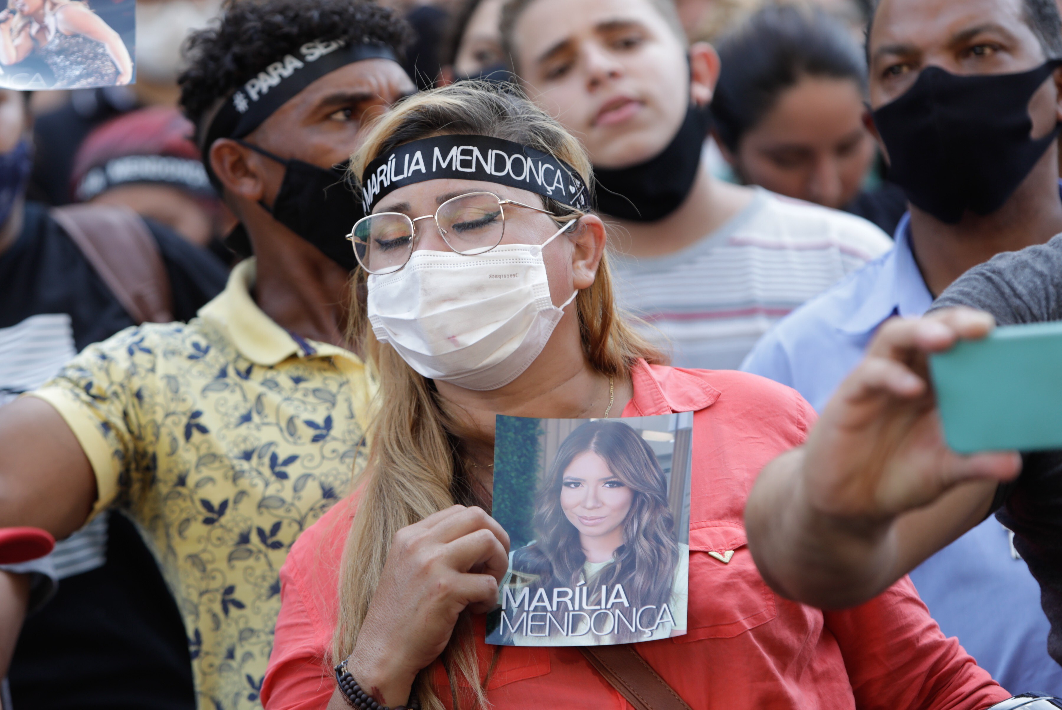 Tens of thousands mourn Brazilian country music singer killed in plane  crash