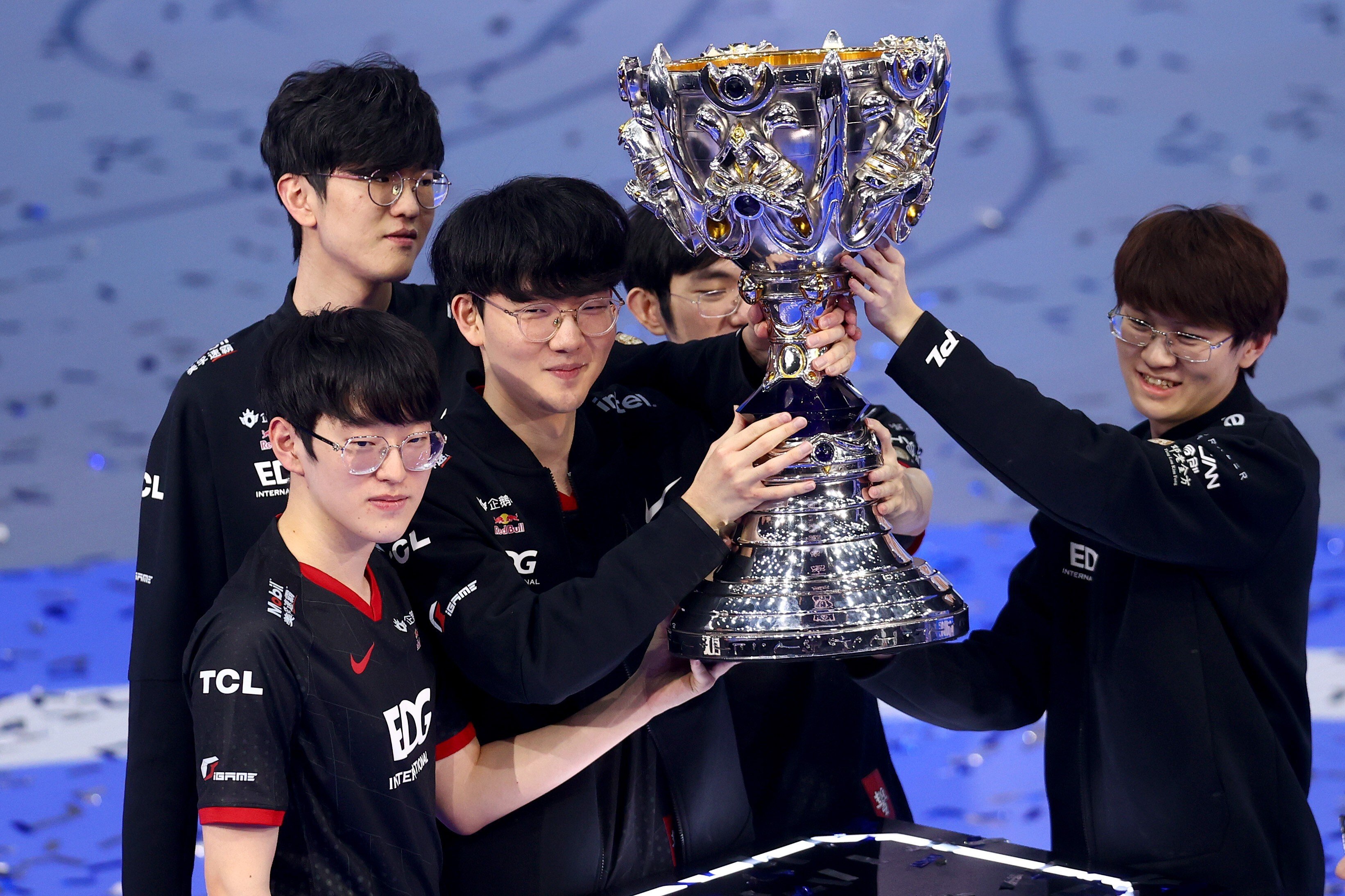 Edward Gaming celebrates with on stage after winning the League of Legends World Championship Finals on November 6, 2021 in Reykjavik, Iceland. Photo: Riot Games