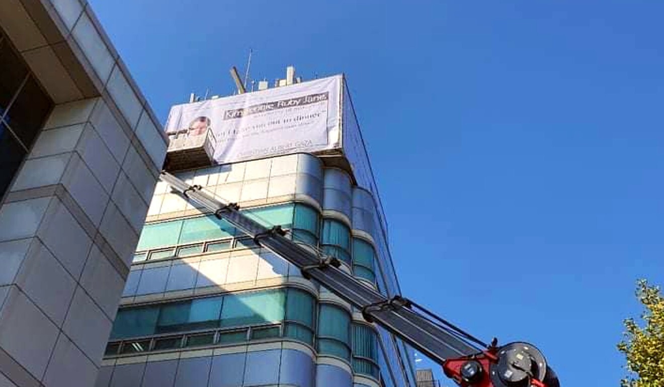 Christian Gaza's billboard ad inviting Blackpink Jennie out for dinner is hung by workers in Manila. Photo: Facebook