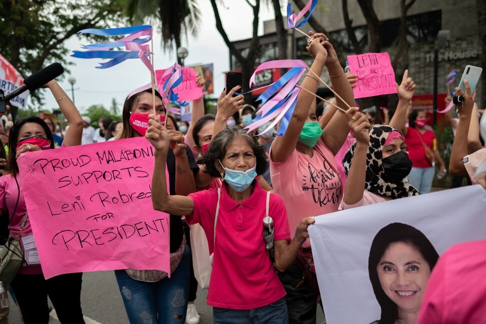 Supporters of Philippine Vice-President Maria Leonor “Leni” Robredo cheer as she arrives to file her candidacy for president in Metro Manila on October 7, 2021. Photo: Reuters