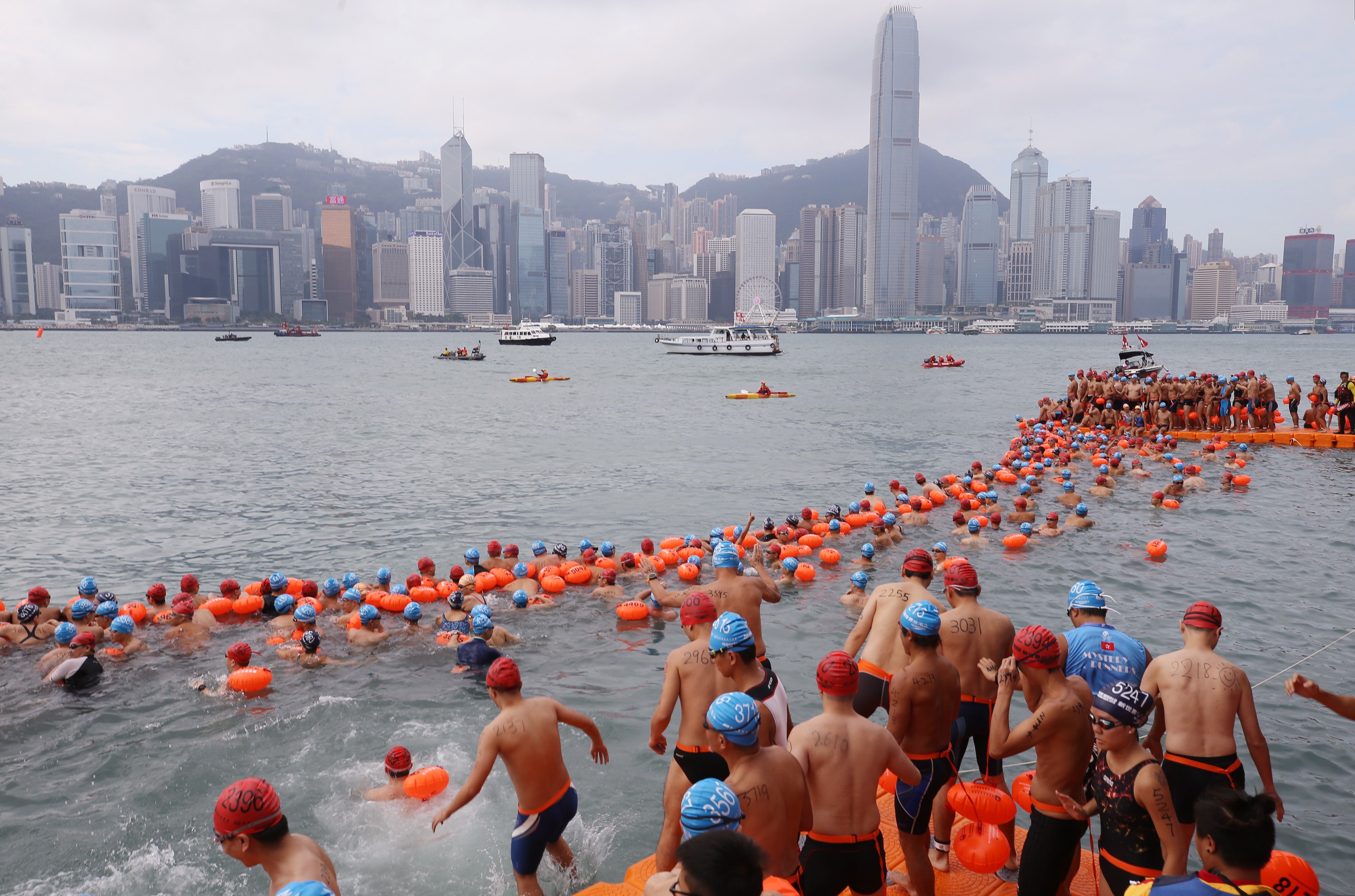 Participants start their journey across the Victoria Harbour from Tsim Sha Tsui to Wan Chai during the 2018 harbour race. Photo: Sam Tsang