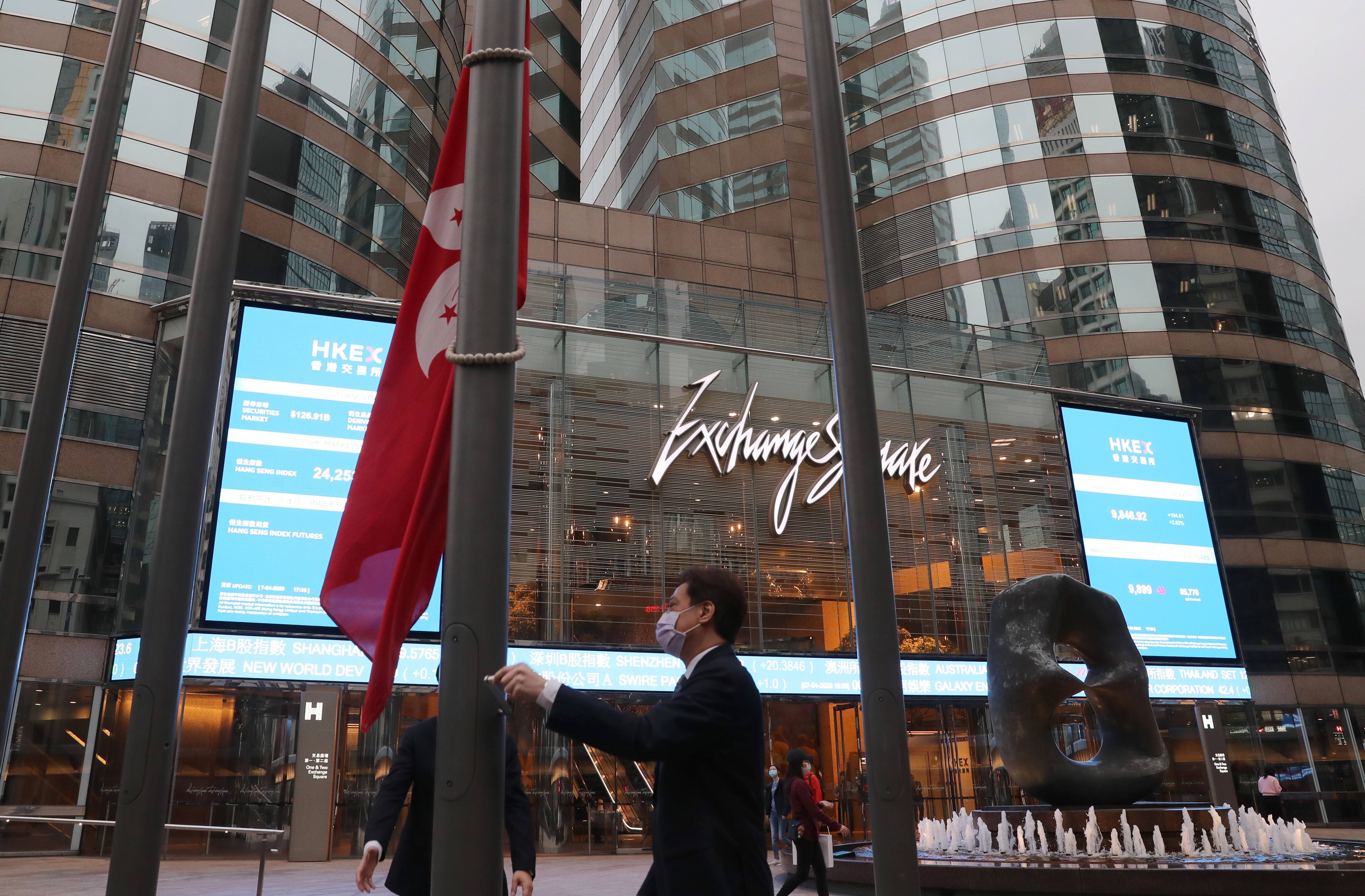 Alibaba S Stock Jumps 6 9 In Hong Kong Trading Debut