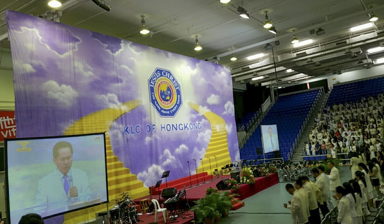 Quiboloy nhìn thấy trên màn hình tivi trong thời gian thực hiện nghĩa vụ ở Hong Kong năm 2016. Ảnh: Felix Wong