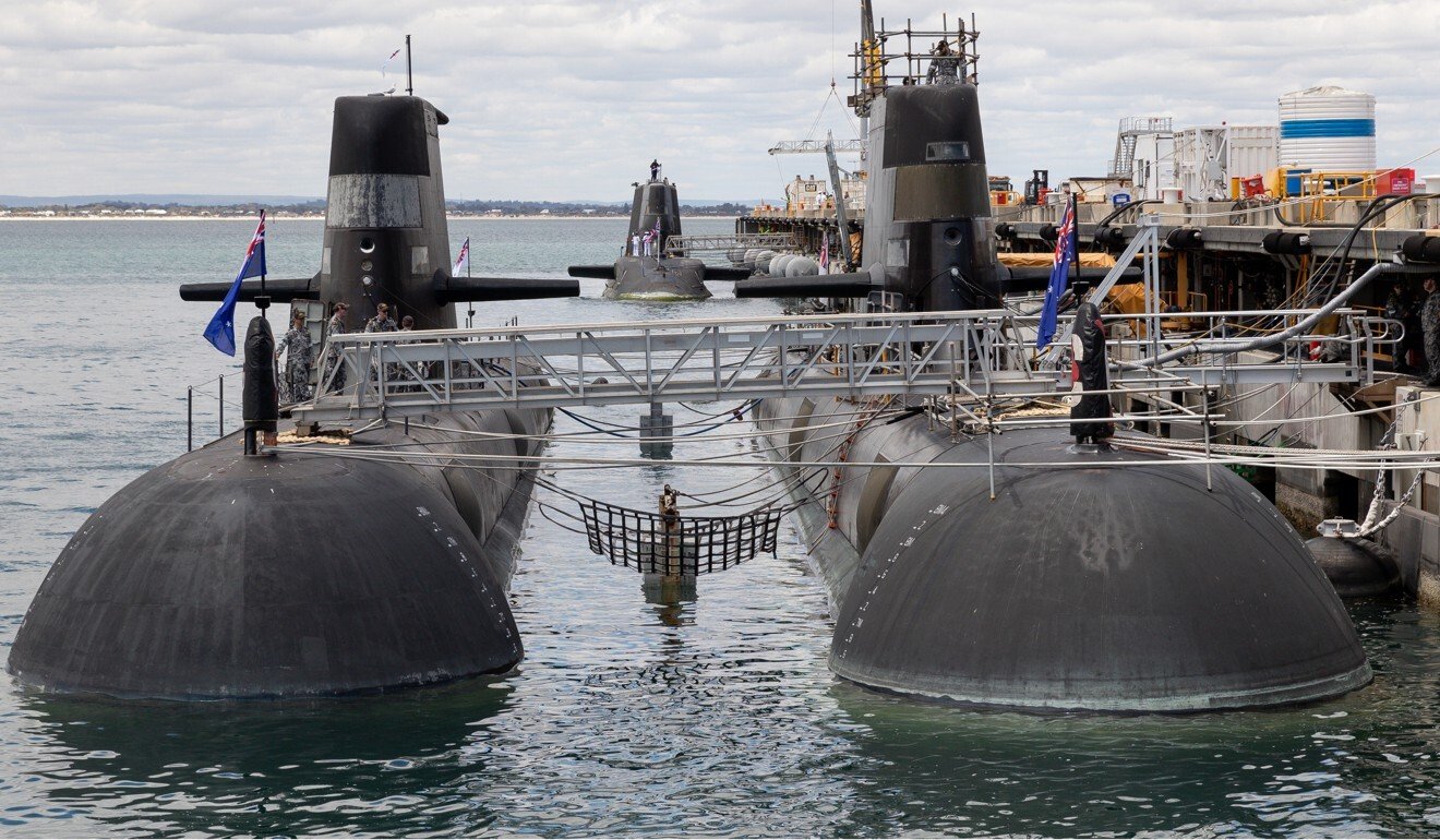 Две австралийские подводные лодки класса "Коллинз" (передняя часть) и британская атомная ударная подводная лодка HMS Astute (задняя часть) замечены на базе королевских ВМС Австралии Стерлинг в Перте, Австралия, 29 октября. Фото: EPA-EFE