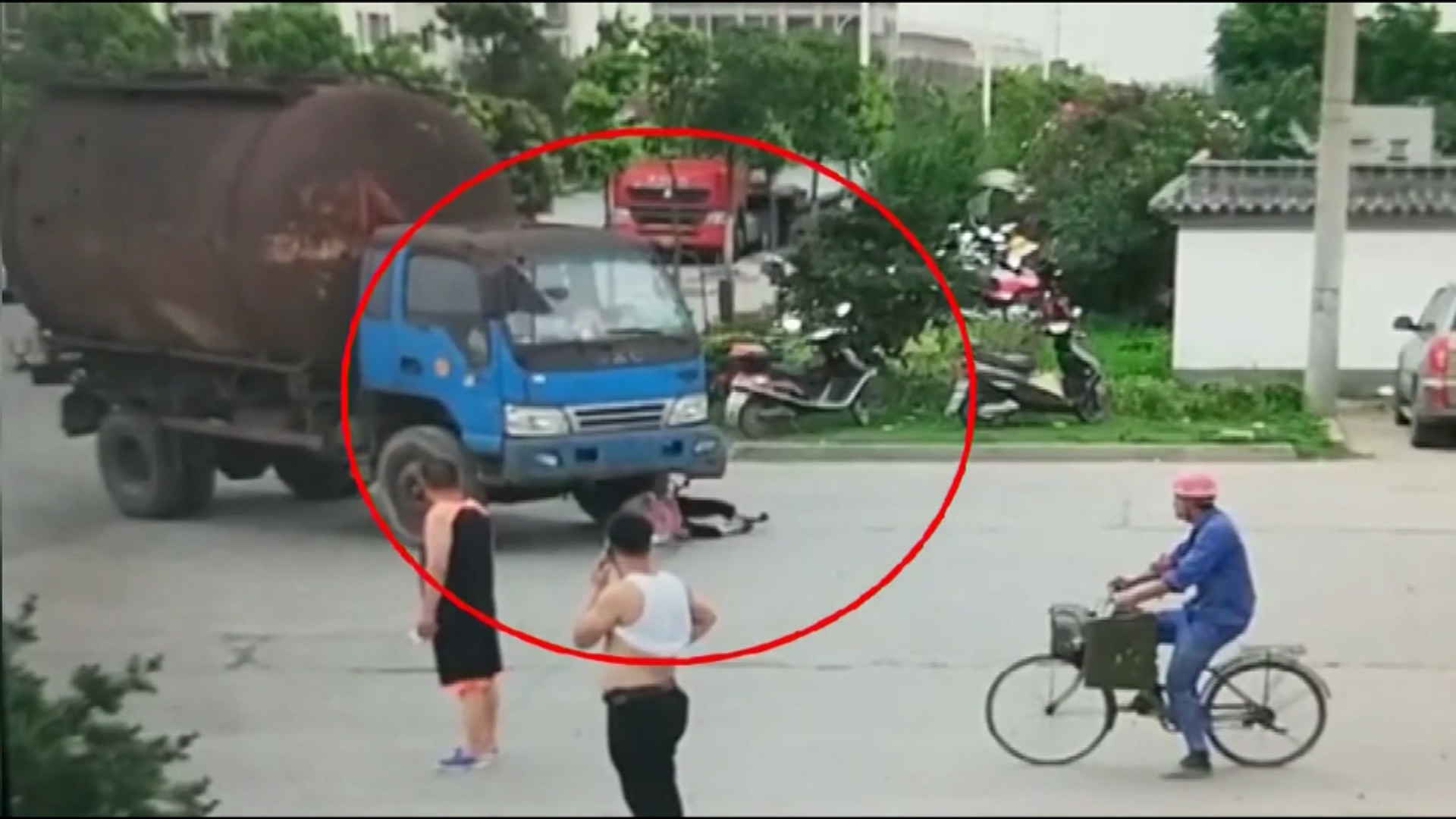 Помочь фрэнку или догнать. Смешной китаец на велосипеде. Китайские приколы над людьми на улице. Довольный велосипедист и пешеход. Колесо надувает китаец прикол.