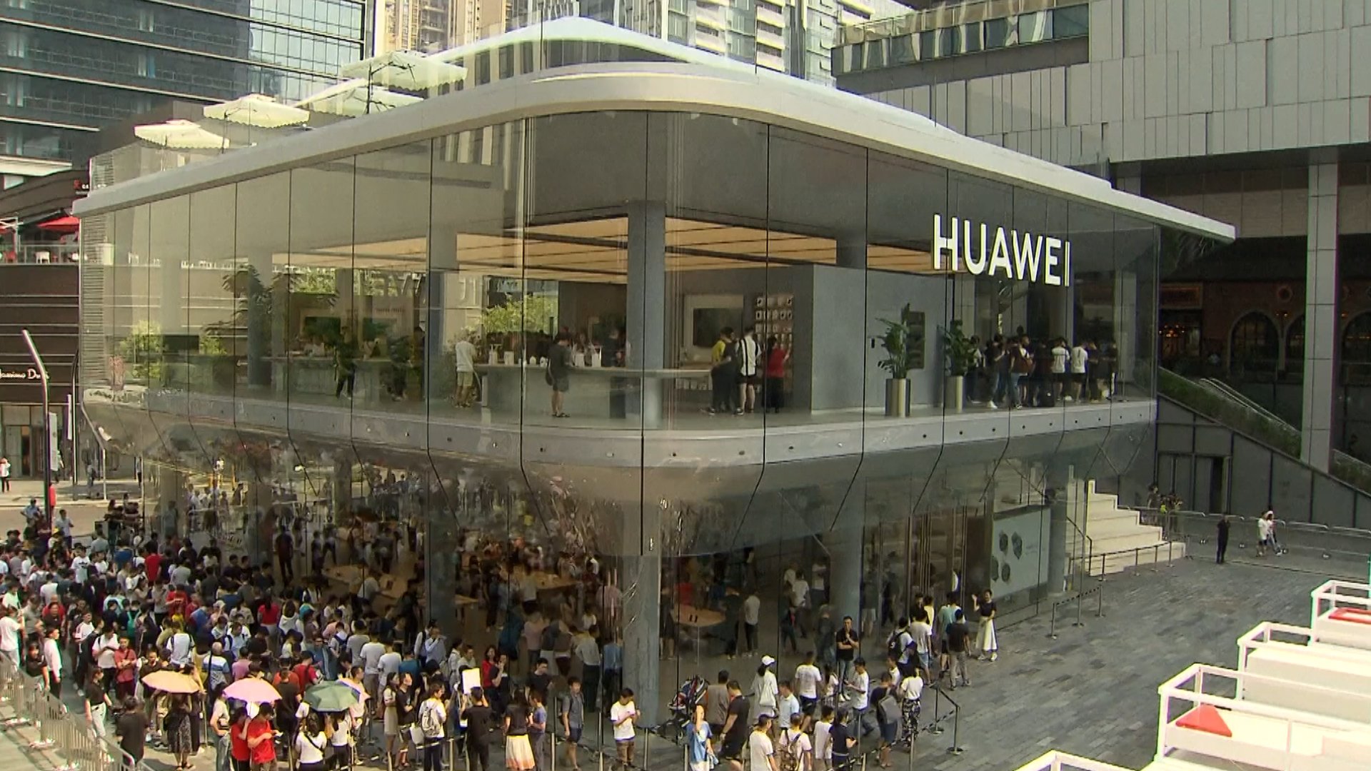 Thị trường công nghệ toàn cầu "khốn khổ" vì đại dịch - web plain huawei first flagship store