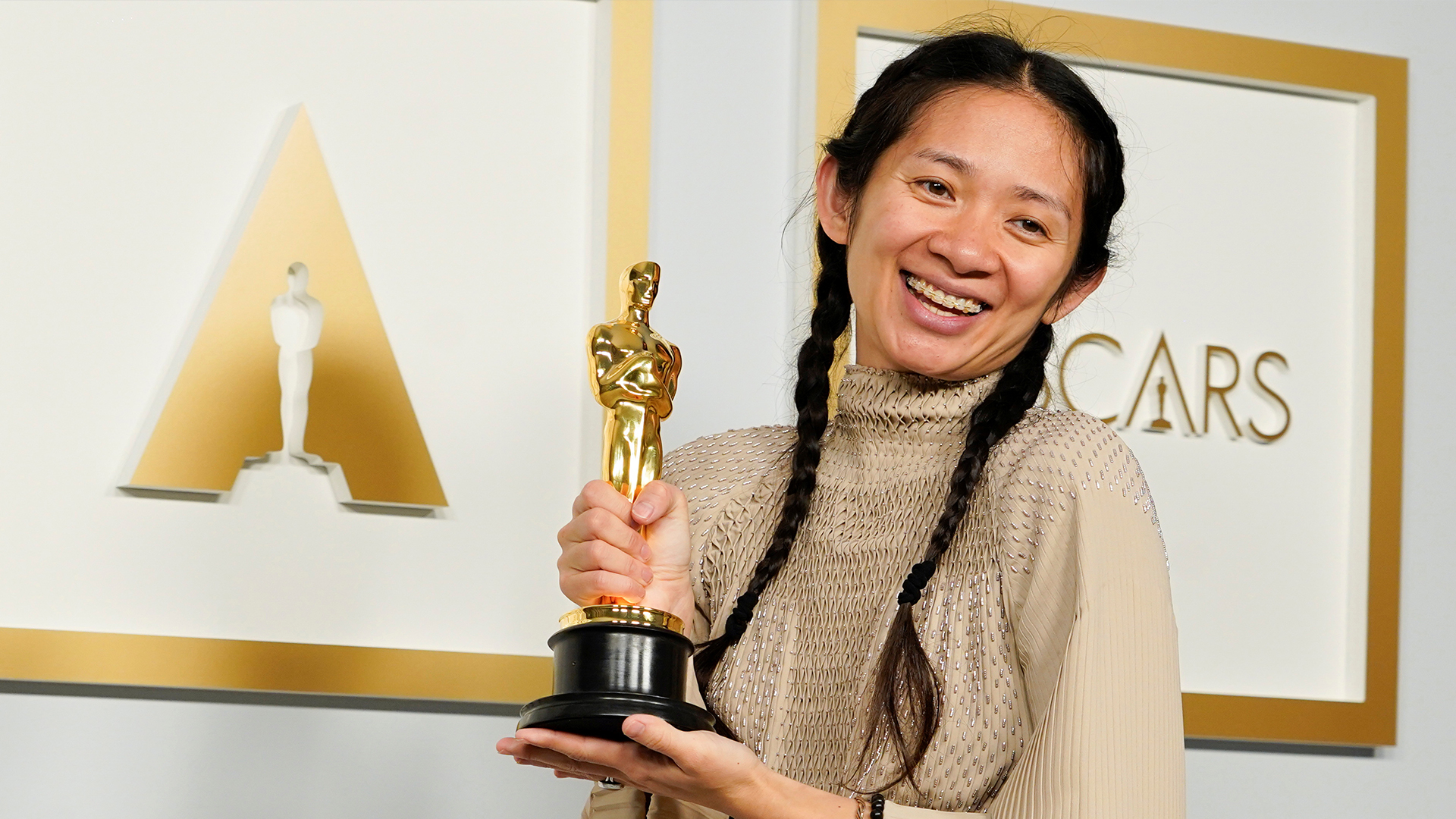 chloe zhao - nomadland winning oscar for best director