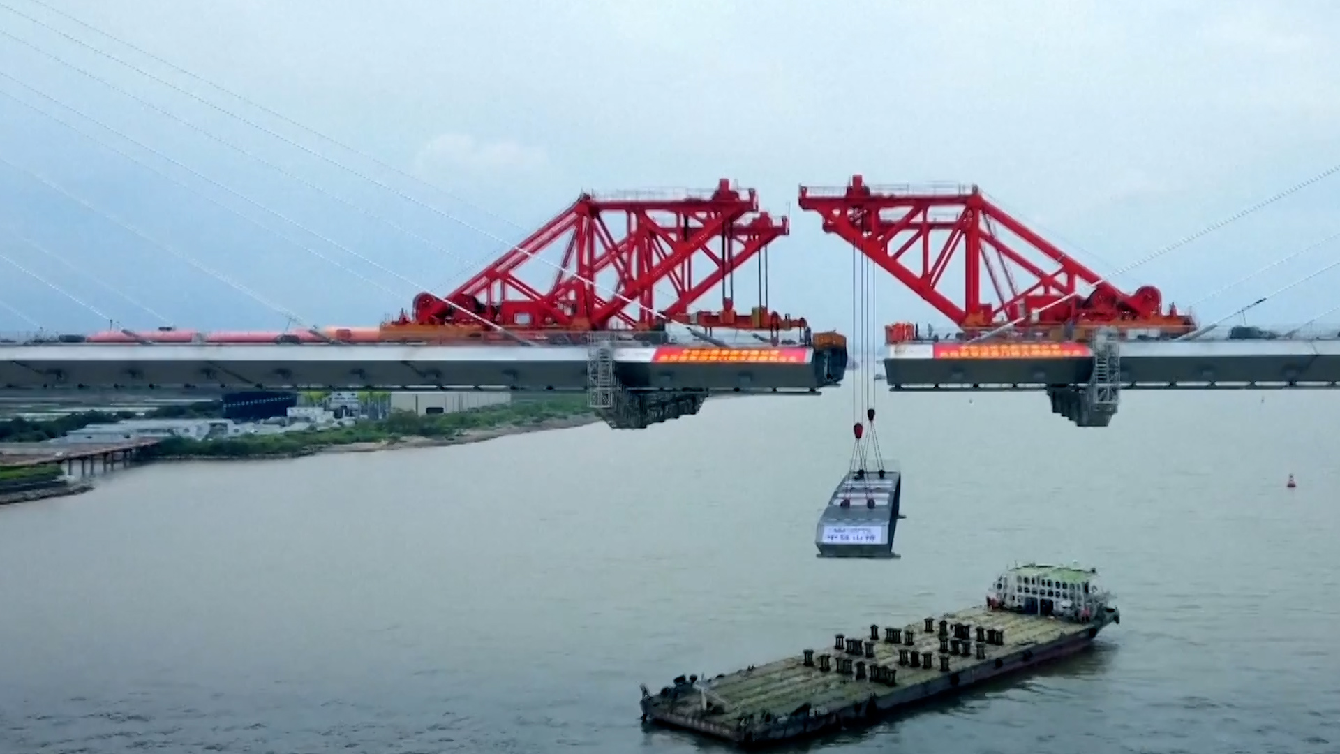 Construction of Greater Bay Area Hongqimen bridge nears completion after gap closes