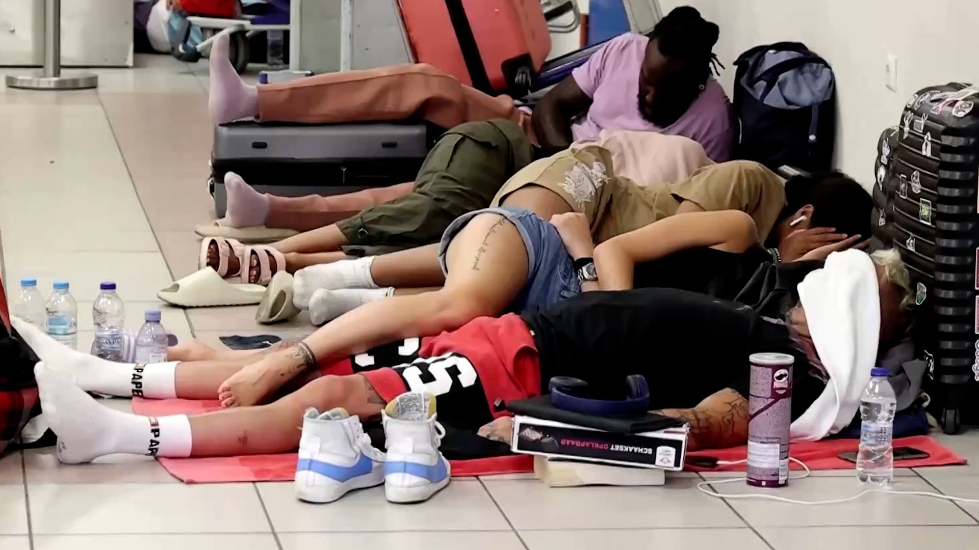 Wildfire in Greece leaves thousands of tourists stranded at airport