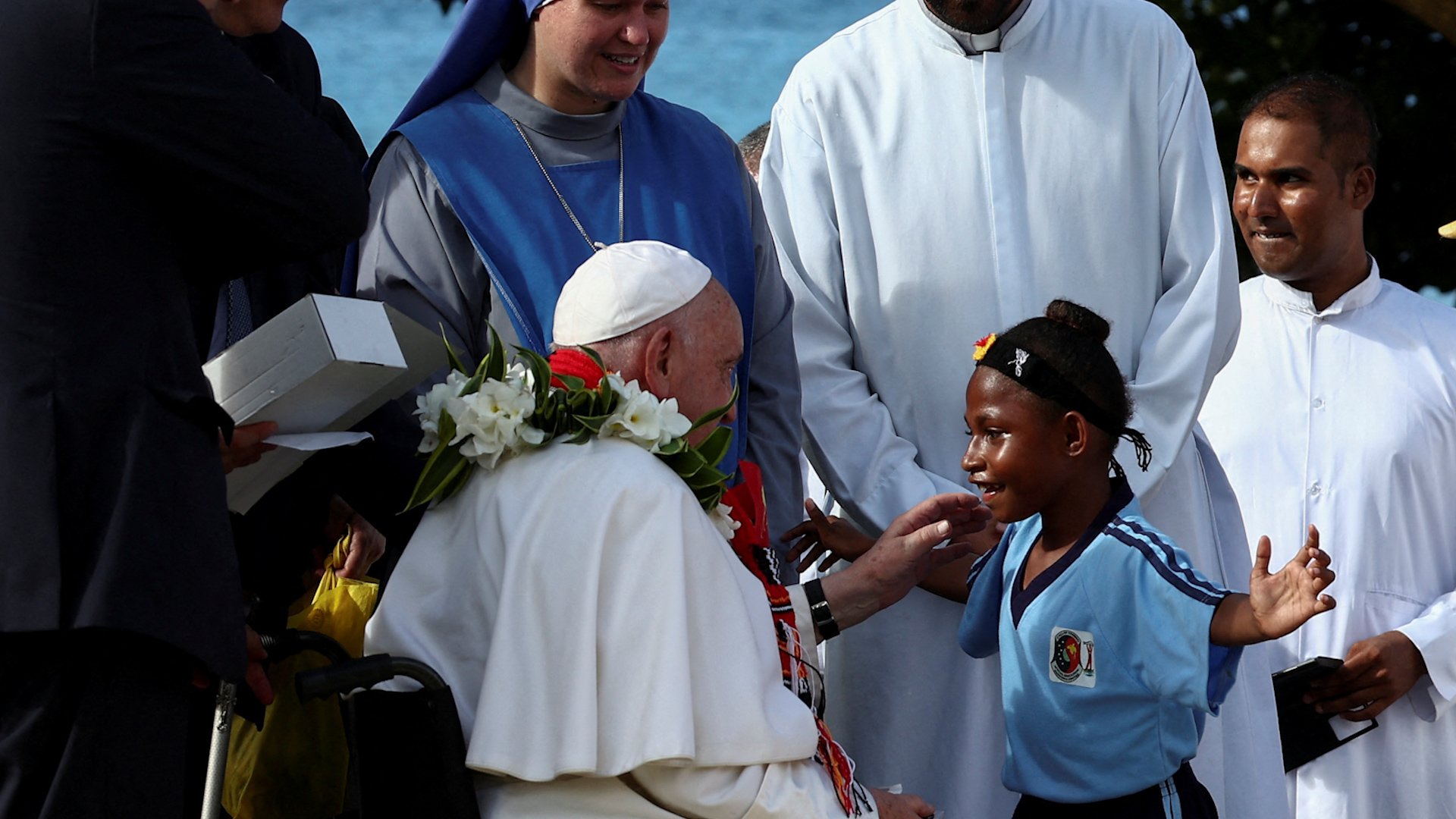 Pope Francis exchanges gifts with children in remote area of Papua New Guinea